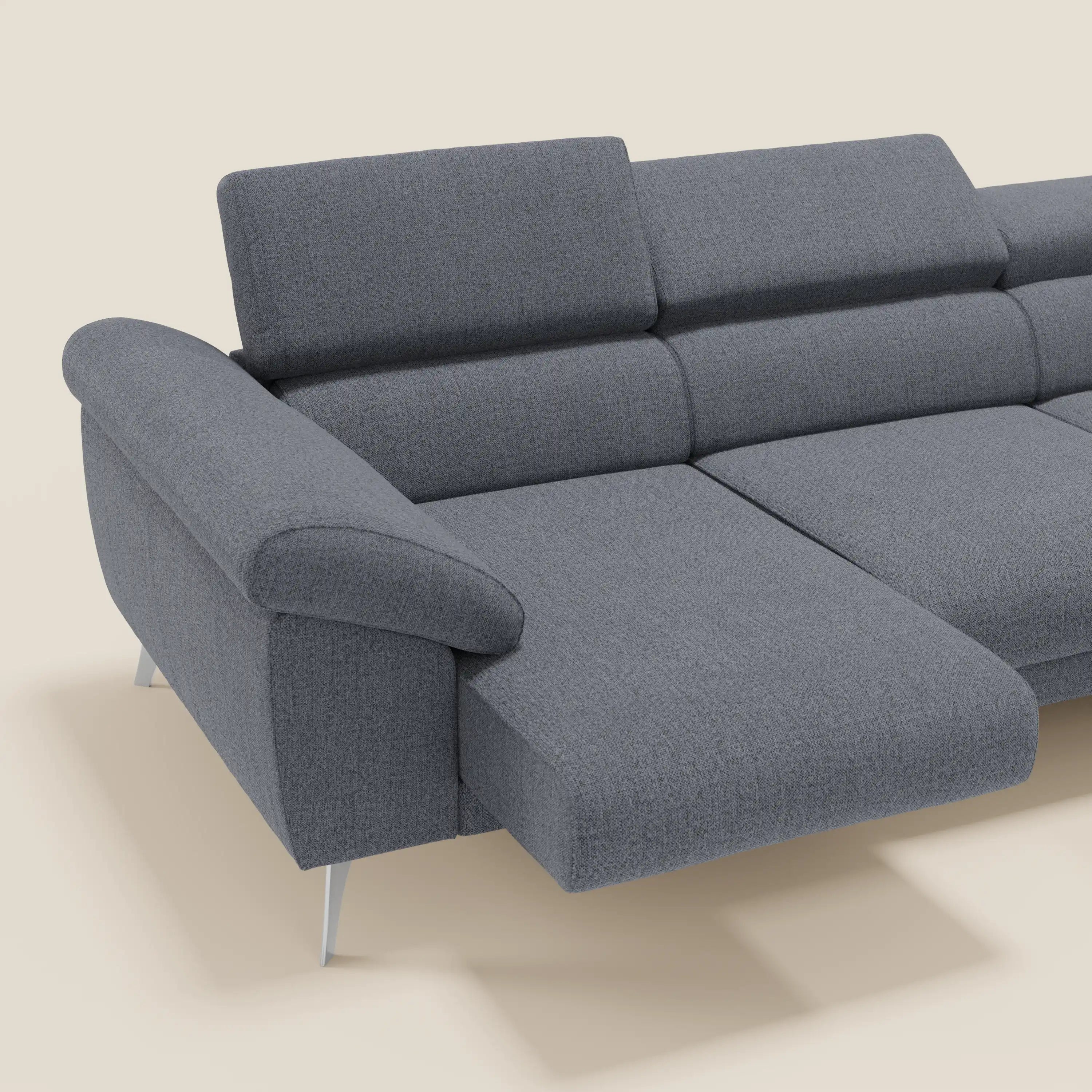 Il Donatello Divano angolare di Divani.Store è caratterizzato da sedute scorrevoli, braccioli contenitori e poggiatesta regolabili in morbido tessuto antimacchia T23 blu grafite: un divano componibile contemporaneo che unisce comfort e stile.