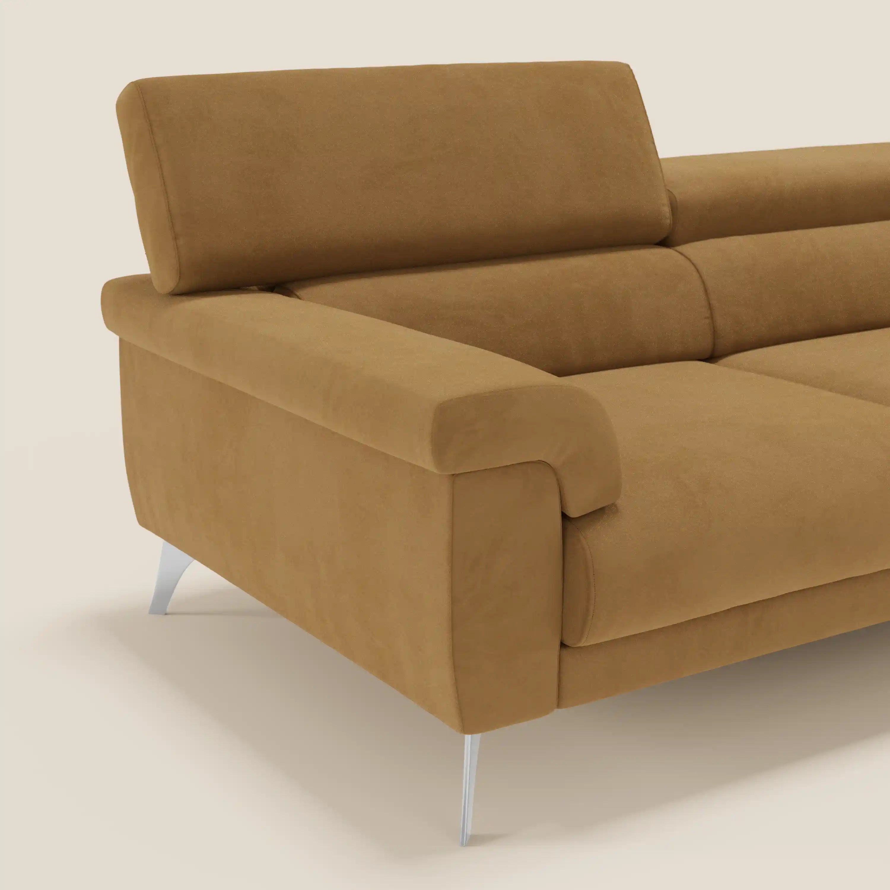 Il divano Raffaello di Divani.Store è caratterizzato da sedute allungabili, poggiatesta reclinabili e rivestimento in microfibra antimacchia T11 cuoio, arricchito da ampi braccioli e da eleganti gambe in metallo, su uno sfondo beige neutro.