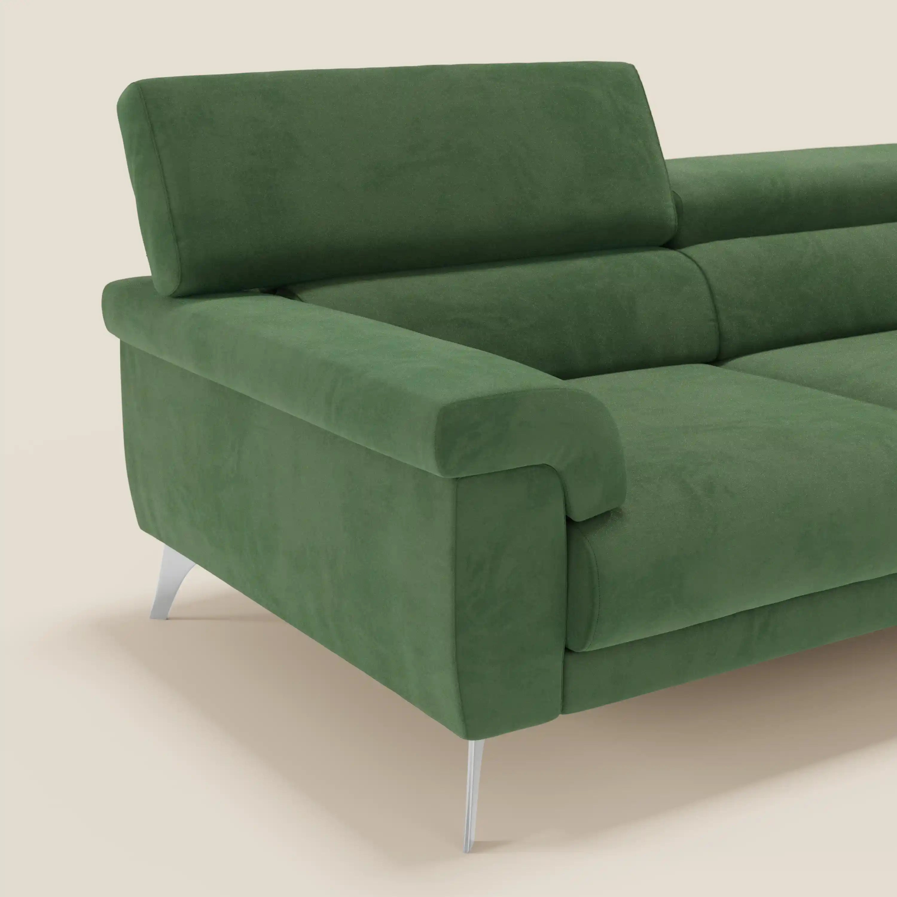 Il divano Raffaello di Divani.Store in microfibra verde T11, facile da pulire, è caratterizzato da sedute allungabili, poggiatesta reclinabili e linee moderne. Nell'immagine angolata a sinistra, il divano è rivestito con un'imbottitura morbida su uno sfondo beige.