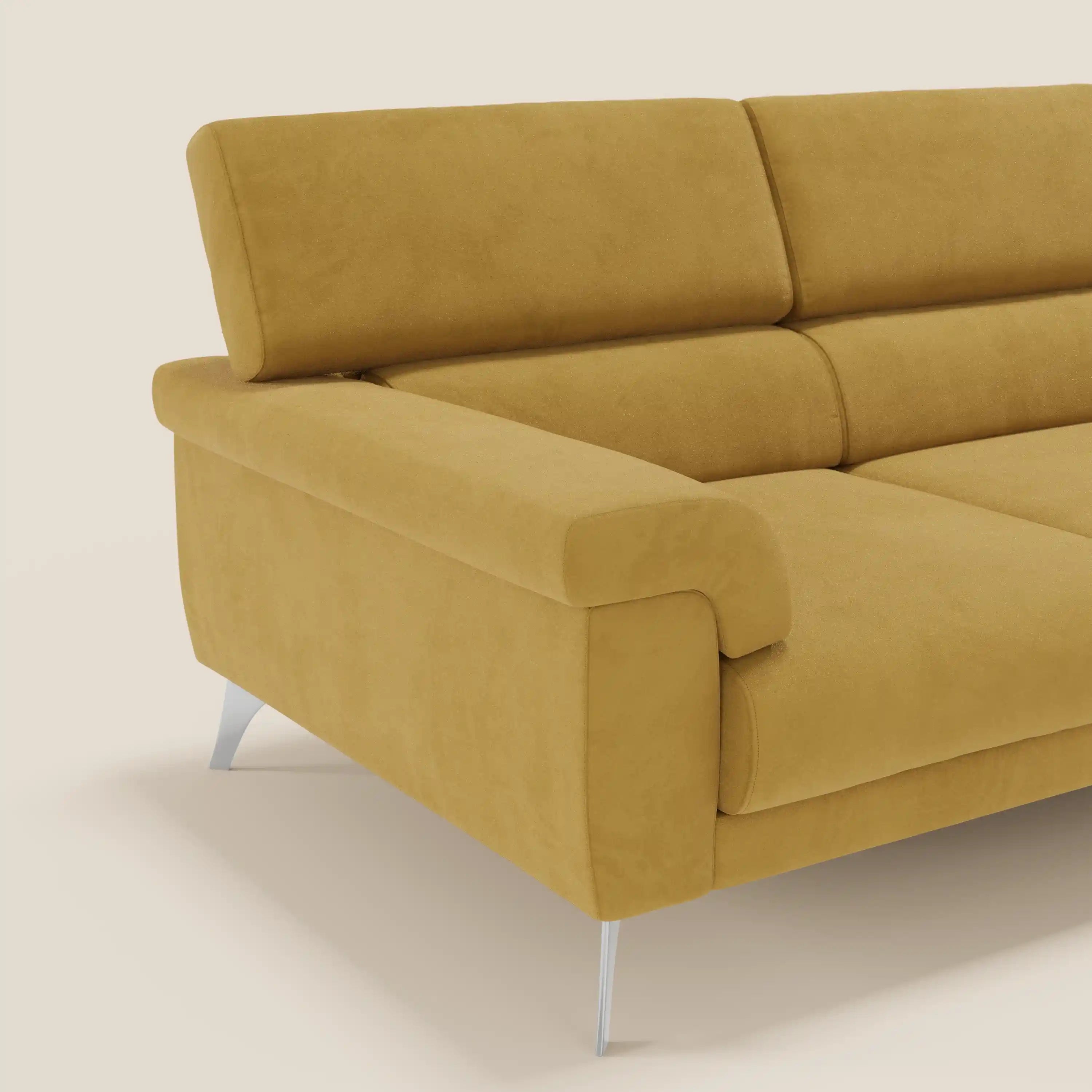 Il divano angolare Raffaello di Divani.Store, presentato in microfibra T11 giallo, è caratterizzato da sedute scorrevoli e poggiatesta regolabili. In questa vista laterale ravvicinata, su uno sfondo beige, sono visibili solo un bracciolo e lo schienale.