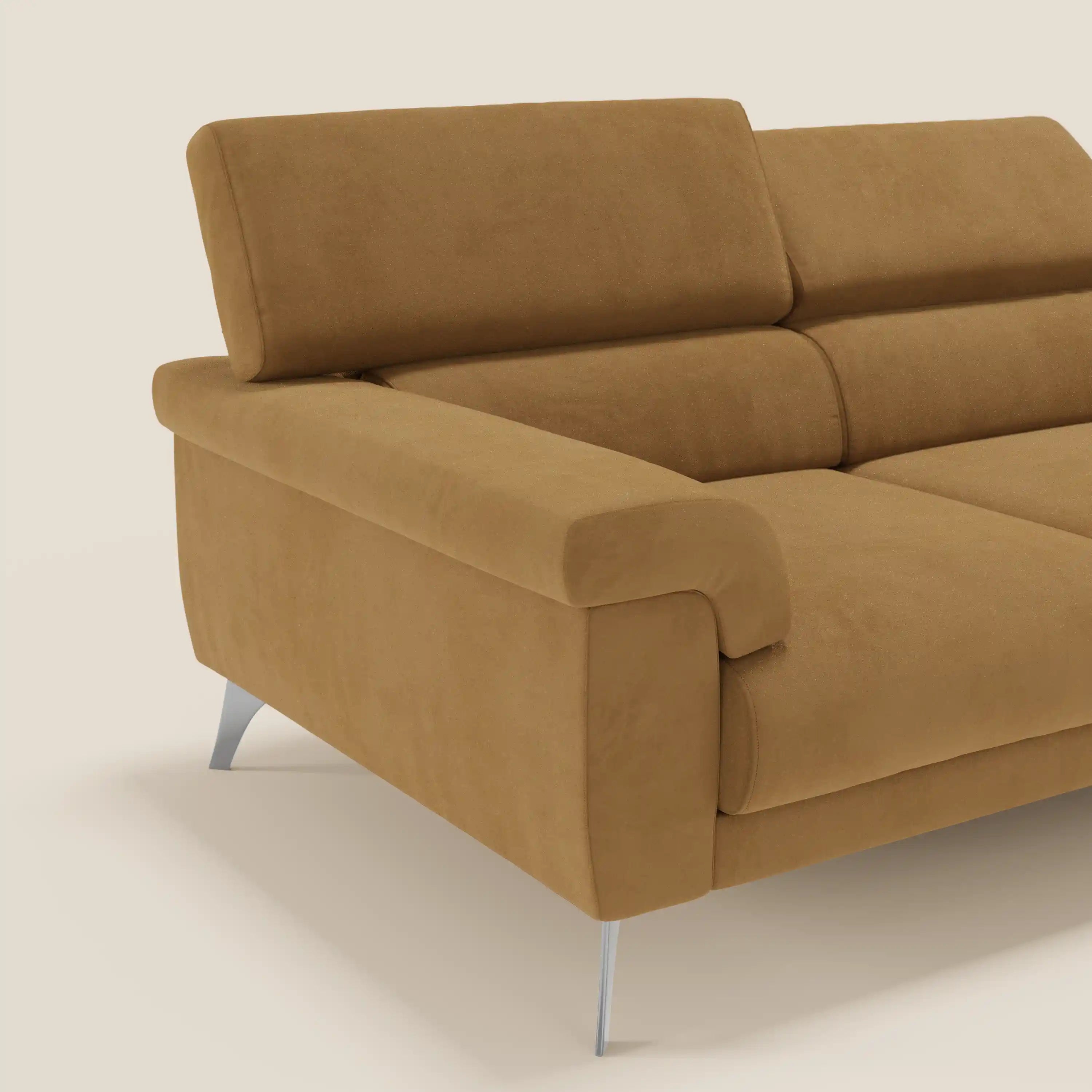 Il divano Raffaello di Divani.Store, in smacchiabile T11 cuoio microfibra, è caratterizzato da 3 sedute allungabili e poggiatesta reclinabili. In uno sfondo beige, l'immagine mette in evidenza il suo comfort avanzato, con il lato sinistro e parte della seduta visibili.