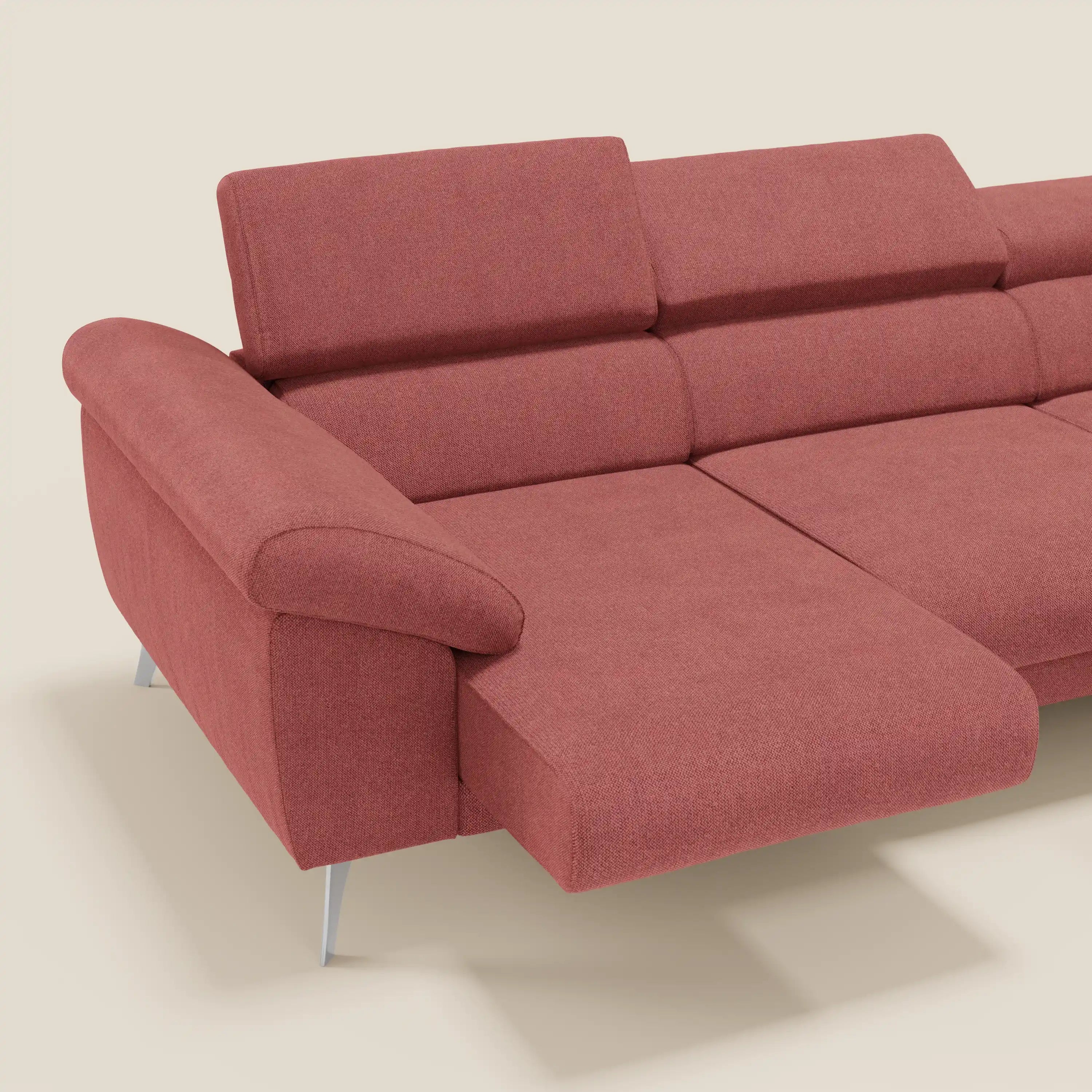 Il Divano angolare Donatello di Divani.Store è caratterizzato da sedute scorrevoli, braccioli contenitori e poggiatesta regolabili in tessuto antimacchia T23 rosso ciliegia, su sfondo beige per un look contemporaneo.