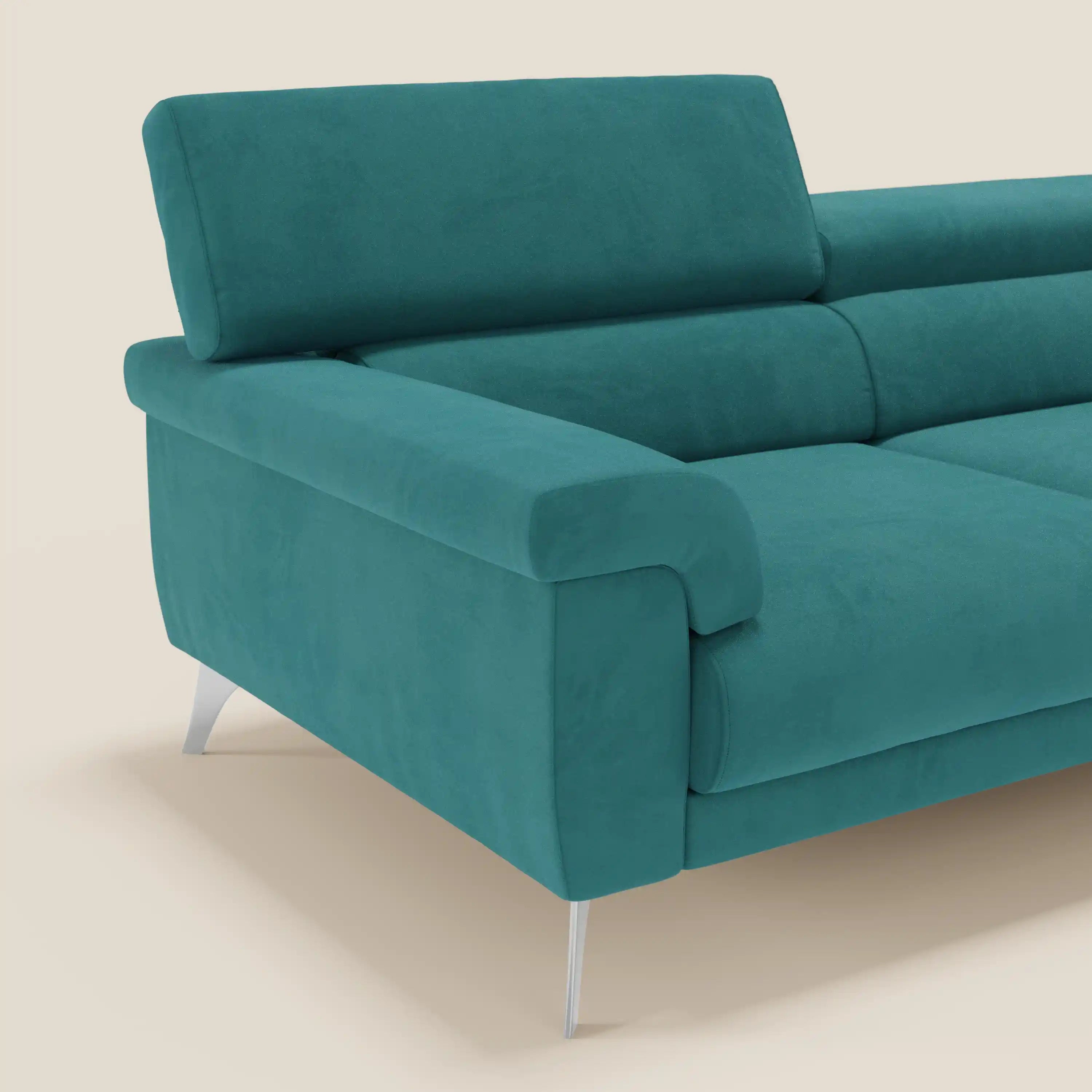 Il divano Raffaello con sedute allungabili e poggiatesta reclinabili di Divani.Store, in microfibra smacchiabile T11 petrolio, mostra materiali premium e linee pulite, con cuscini morbidi e ampi braccioli su sfondo beige chiaro.