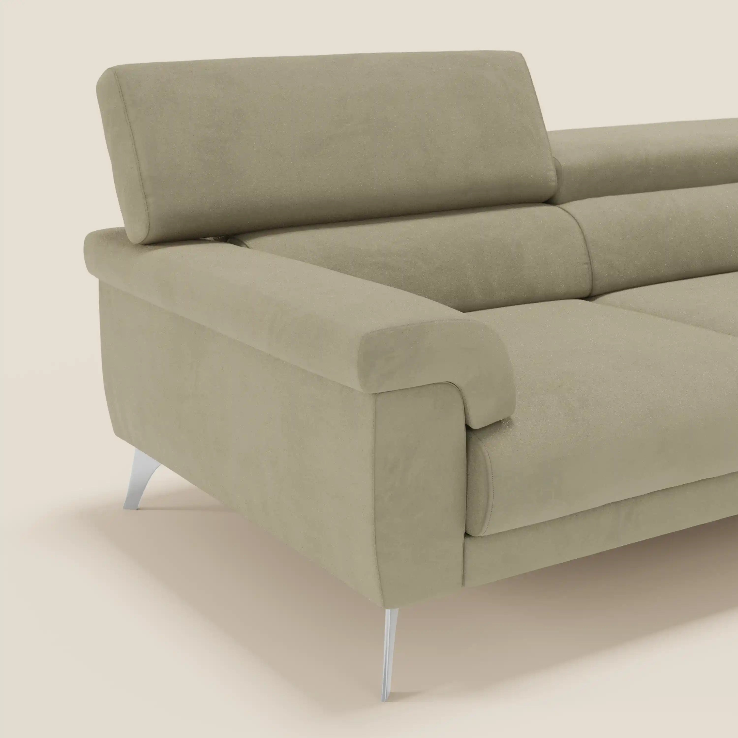 Il divano Raffaello di Divani.Store, in microfibra antimacchia T11 beige chiaro, è caratterizzato da eleganti gambe in metallo, braccioli imbottiti, poggiatesta regolabili e sedute allungate per un look moderno e invitante.