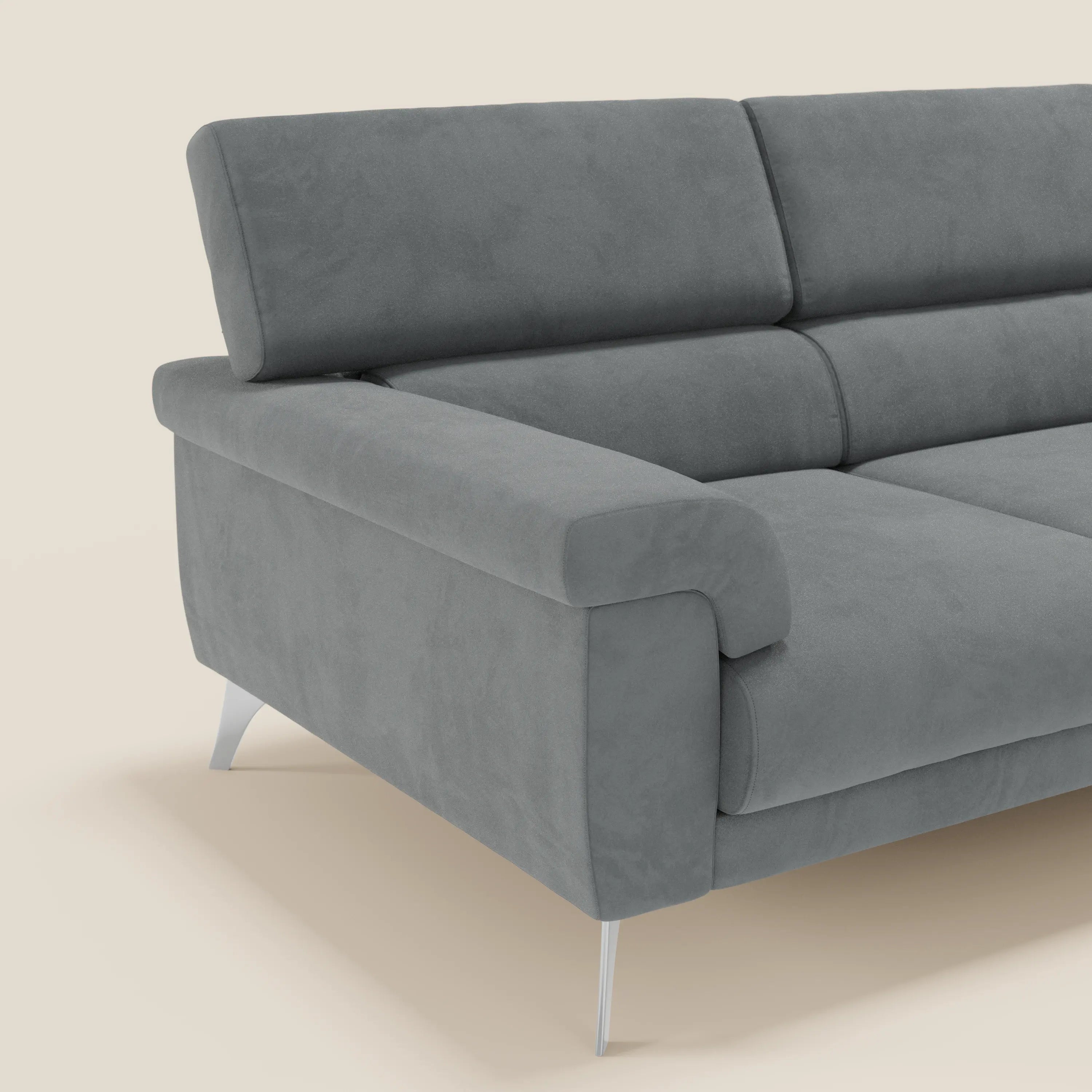 Il Raffaello Divano angolare di Divani.Store, in smacchiabile microfibra grigia T11, è caratterizzato da sedute scorrevoli, poggiatesta regolabili, ampi braccioli e sottili gambe in metallo; solo il lato sinistro e parte della seduta sono visibili su uno sfondo neutro.