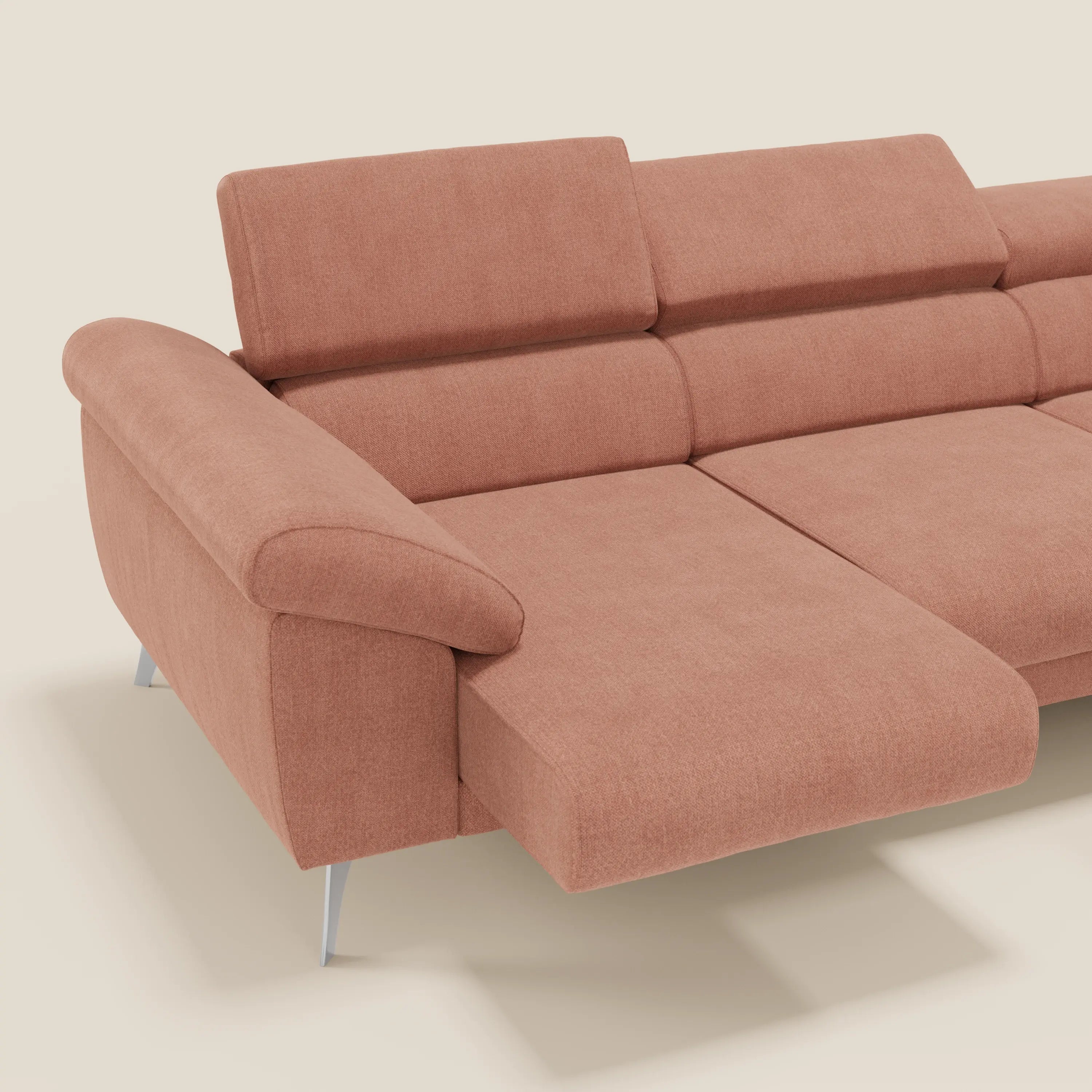 Il Divano angolare Donatello di Divani.Store è caratterizzato da sedute scorrevoli, braccioli contenitore, poggiatesta in morbido tessuto smacchiabile T23 pesca, ed è presentato su uno sfondo chiaro.