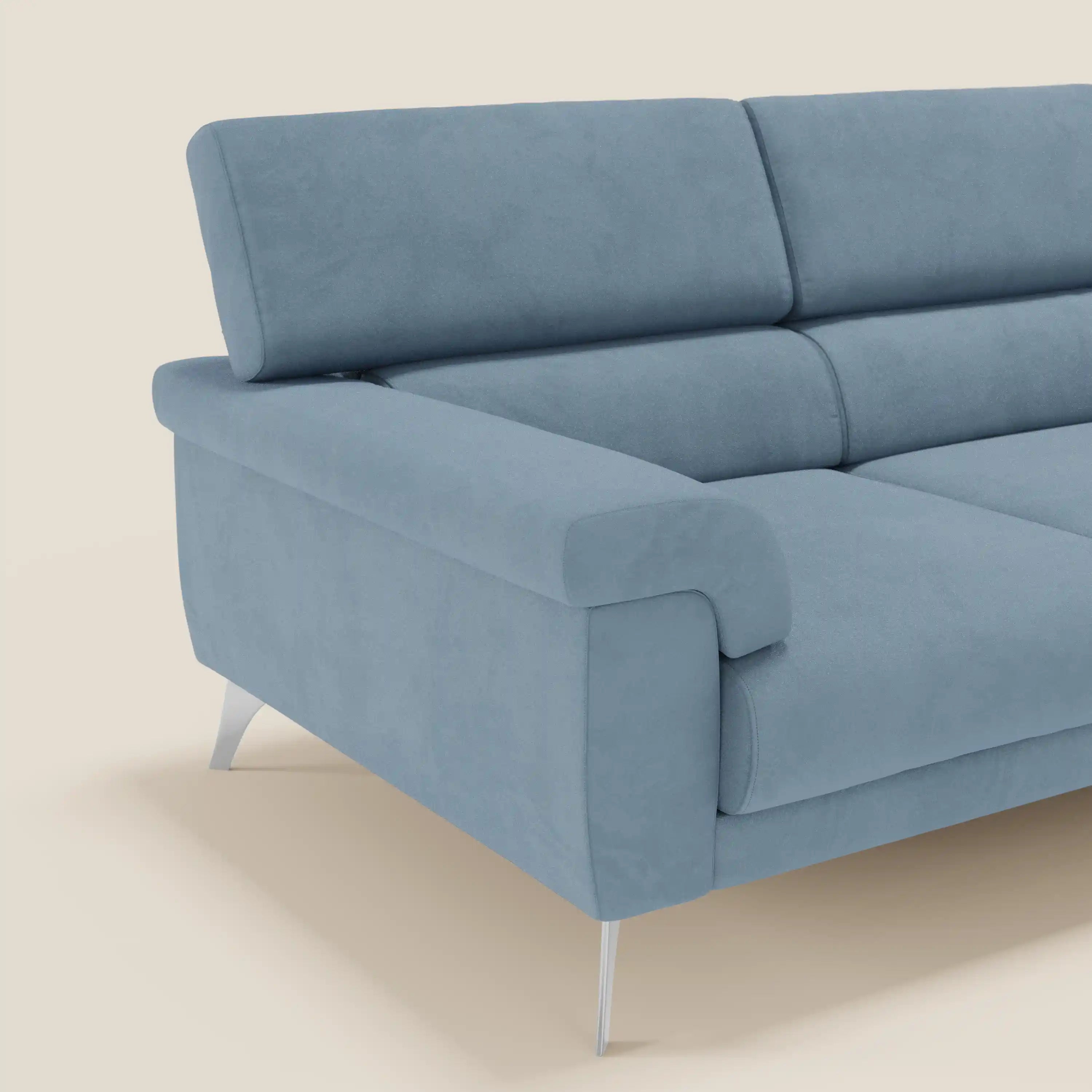 Il Divano angolare Raffaello di Divani.Store è caratterizzato da sedute scorrevoli, poggiatesta regolabili e smacchiabile T11 carta da zucchero microfibra. Solo il lato sinistro e l'angolo sono visibili su uno sfondo beige chiaro.