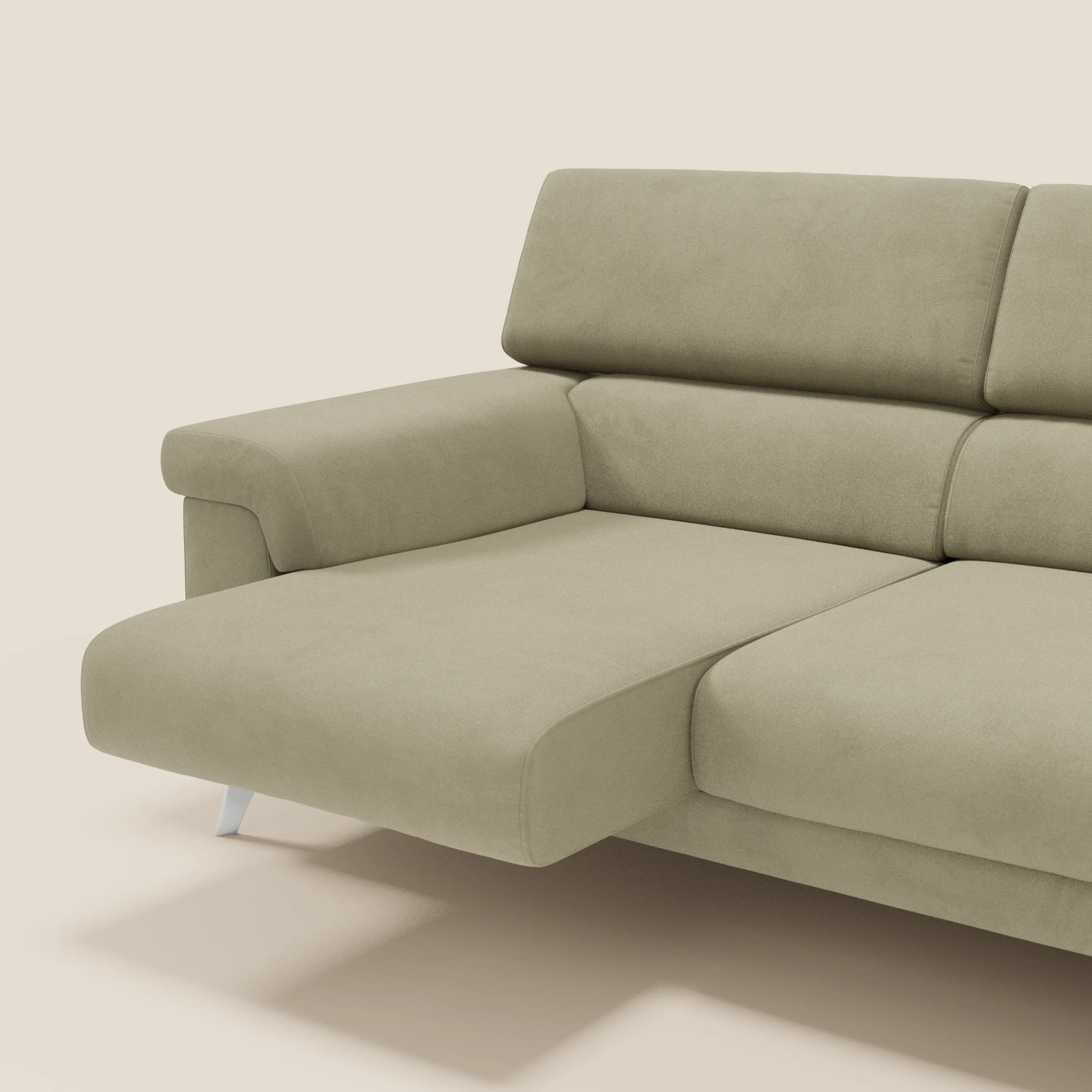 Il divano angolare Raffaello di Divani.Store in microfibra smacchiabile beige T11 è caratterizzato da sedute scorrevoli, poggiatesta regolabili, gambe in metallo e cuscini in peluche per garantire comfort e facilità di pulizia. Sfondo minimale bianco sporco.