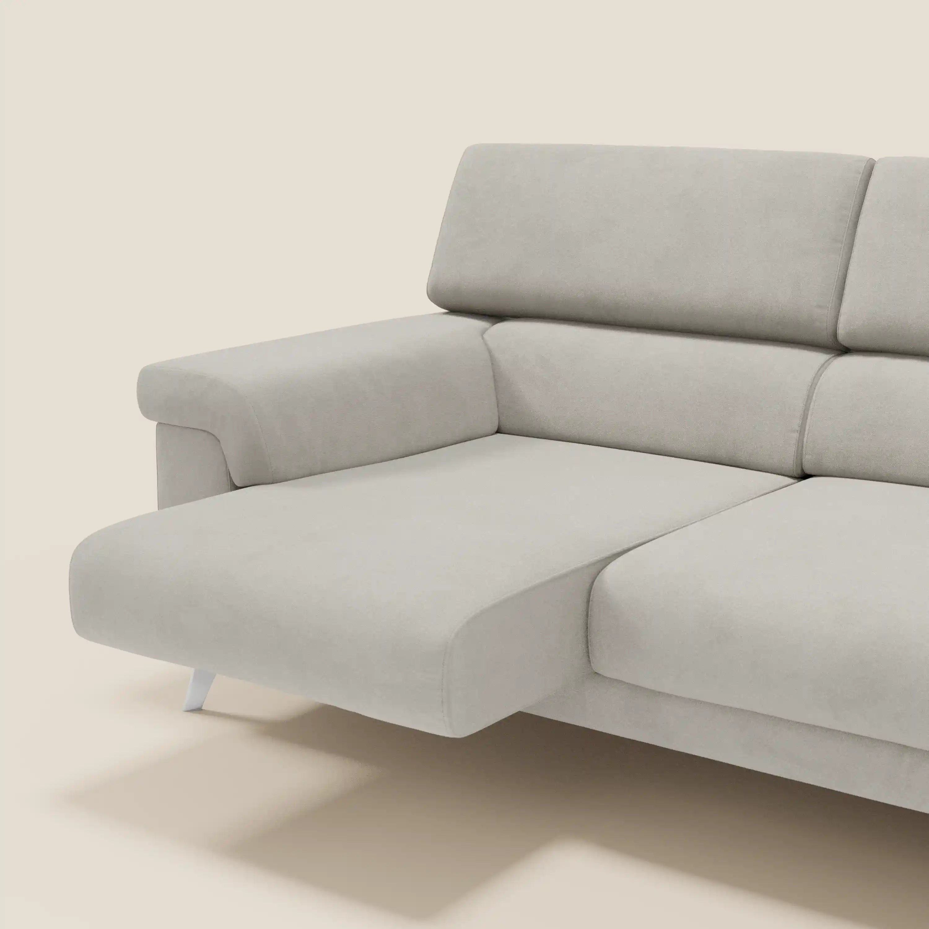 Il Raffaello di Divani.Store è un divano angolare moderno in microfibra smacchiabile T11 panna, con sedute scorrevoli, poggiatesta regolabili e chaise longue a sinistra, linee pulite e gambe minimal in metallo su sfondo crema.