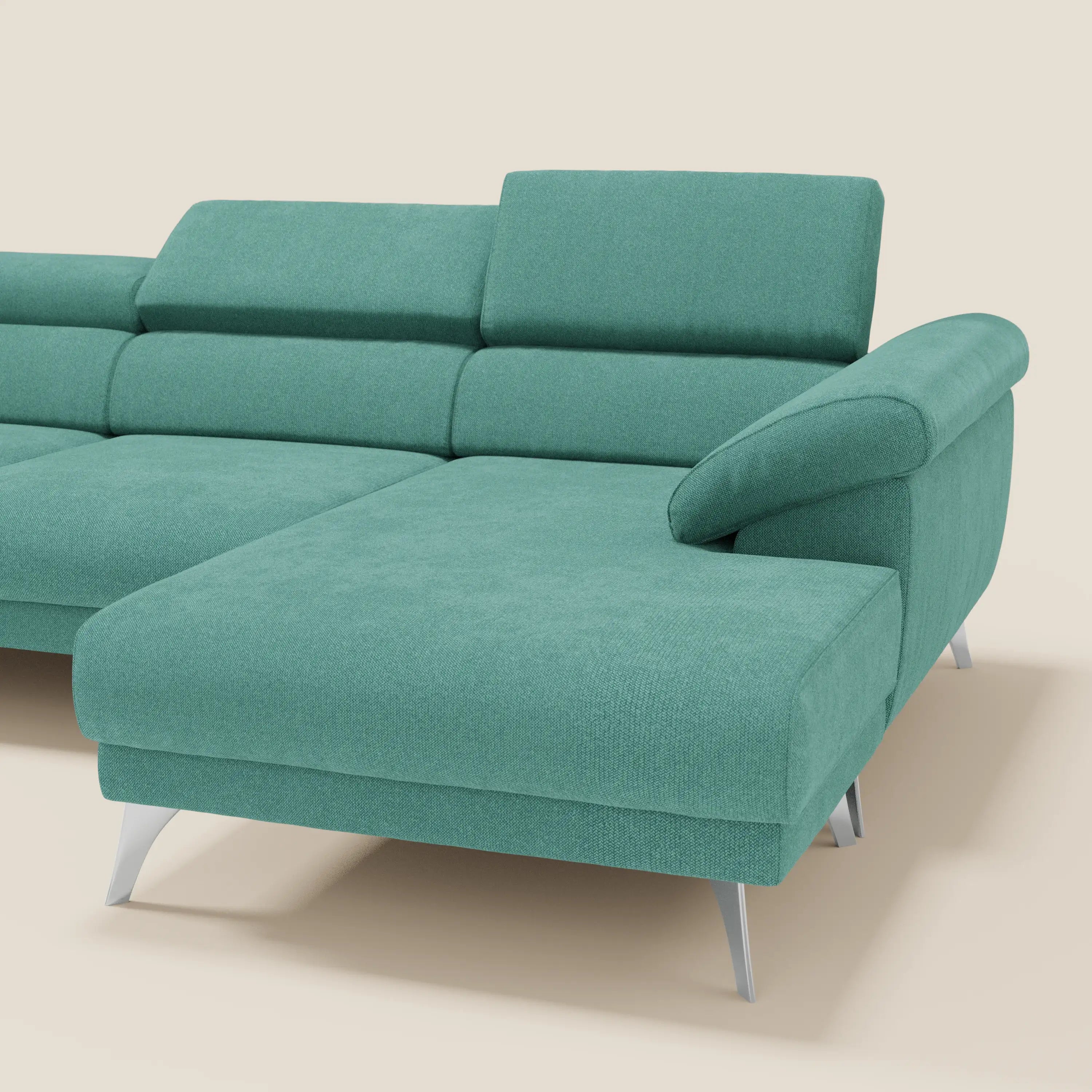 Il Divano angolare Donatello di Divani.Store è caratterizzato da sedute scorrevoli, braccioli contenitore e poggiatesta regolabile in tessuto smacchiabile soft T23 verde acqua, con eleganti gambe in metallo e spessi cuscini su sfondo beige.