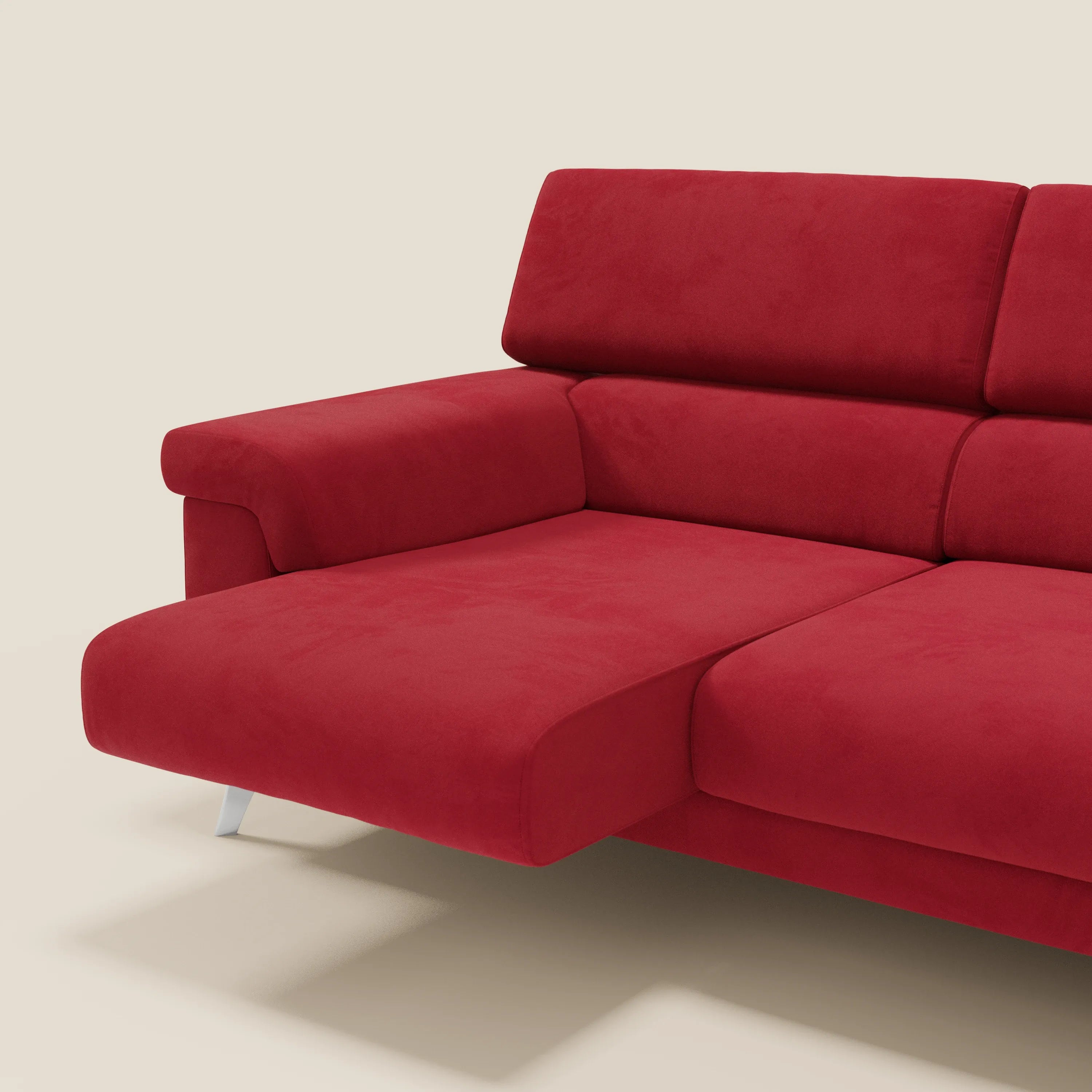 Il Raffaello Divano angolare di Divani.Store è caratterizzato da un'audace microfibra antimacchia rosso T11, chaise lounge sul lato sinistro, poggiatesta regolabili, ampi braccioli, gambe metalliche angolate e schienale in peluche, su uno sfondo beige semplice.