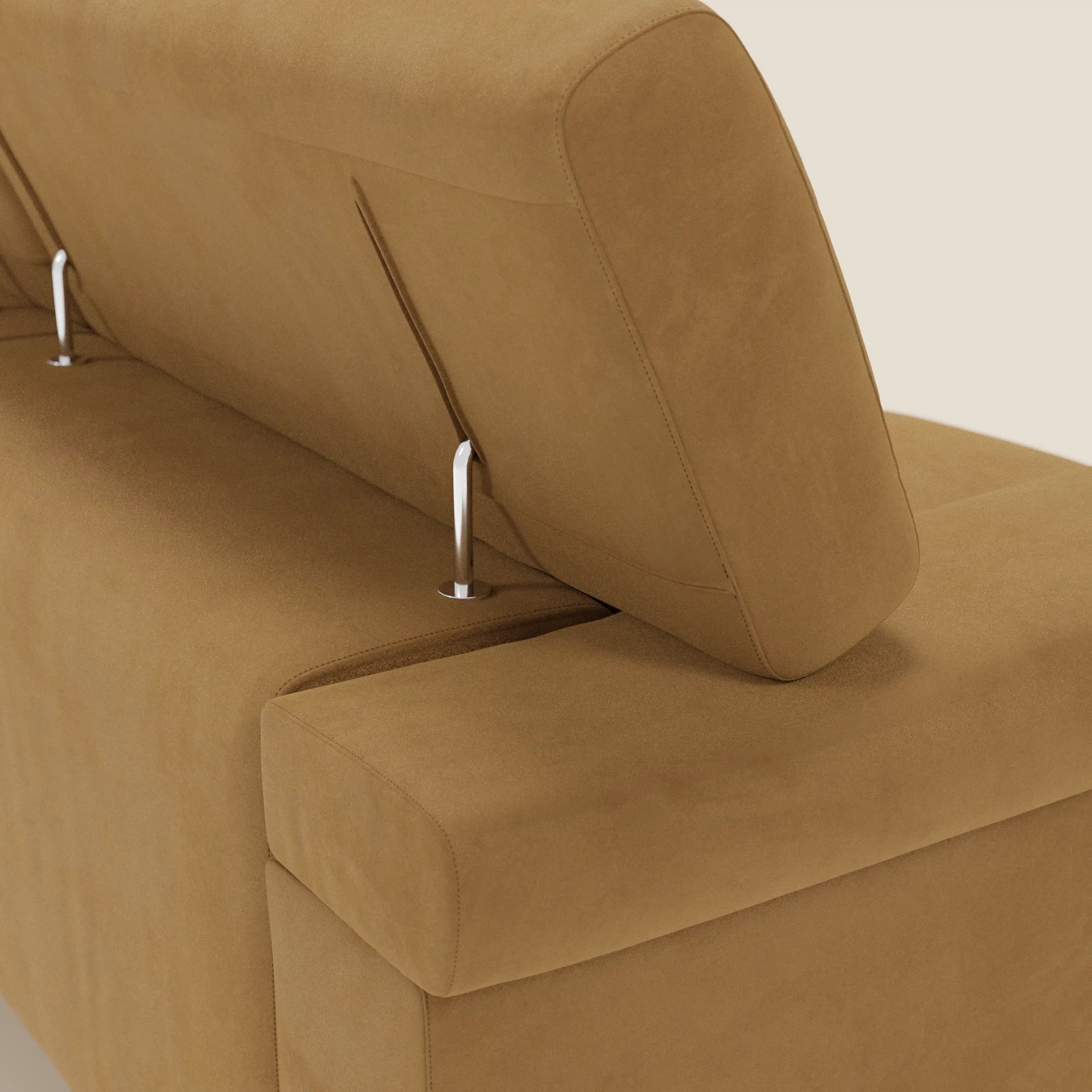 Un primo piano del divano Raffaello con 3 sedute allungabili e poggiatesta reclinabile in microfibra smacchiabile T11 cuoio di Divani.Store mette in evidenza il comfort avanzato e le linee pulite su uno sfondo beige.