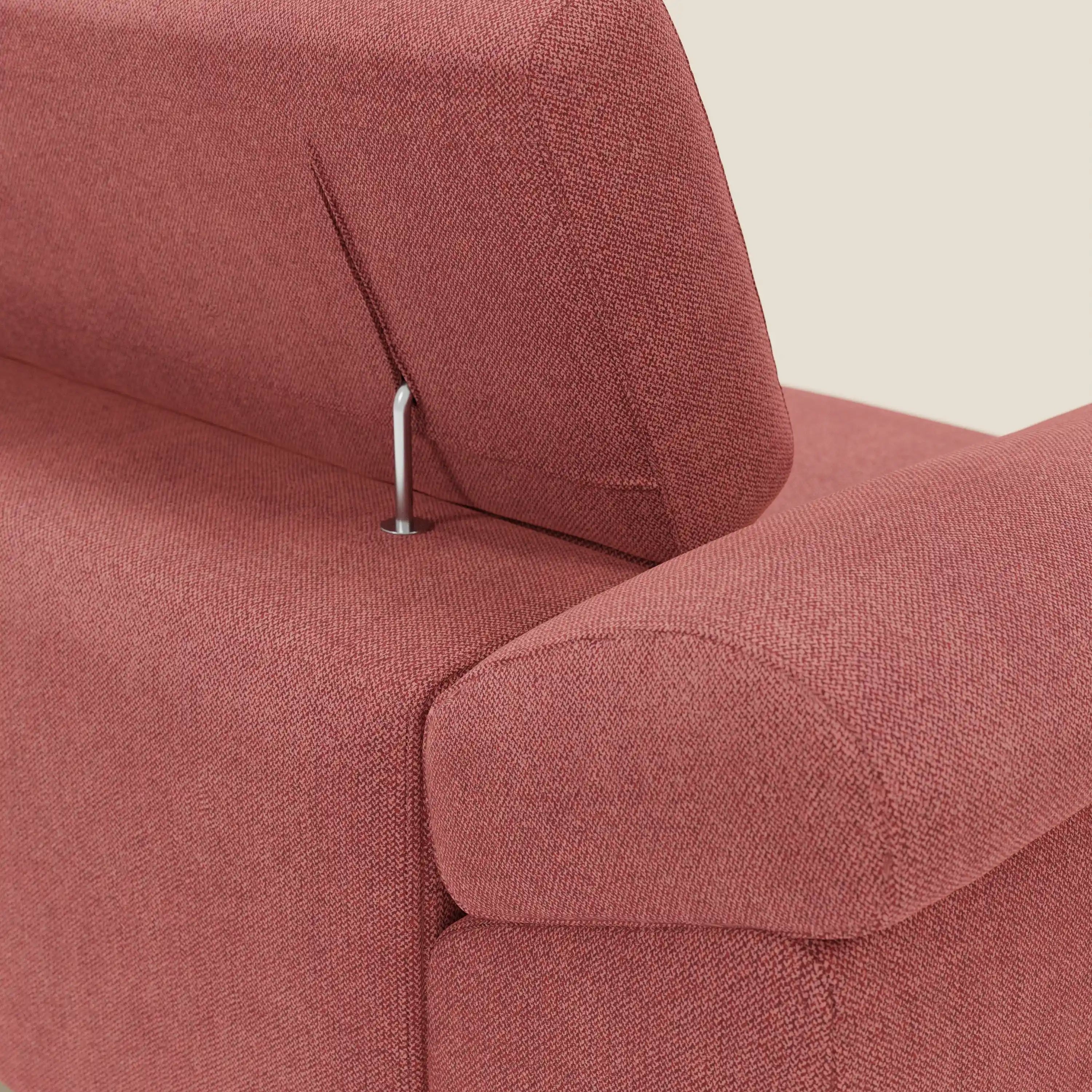 Primo piano del divano Donatello di Divani.Store in smacchiabile T23 rosso ciliegia. Presenta sedute allungabili, braccioli contenitore e poggiatesta reclinabili. I dettagli in tondino di metallo, la morbida imbottitura e lo stile moderno spiccano su uno sfondo beige chiaro.