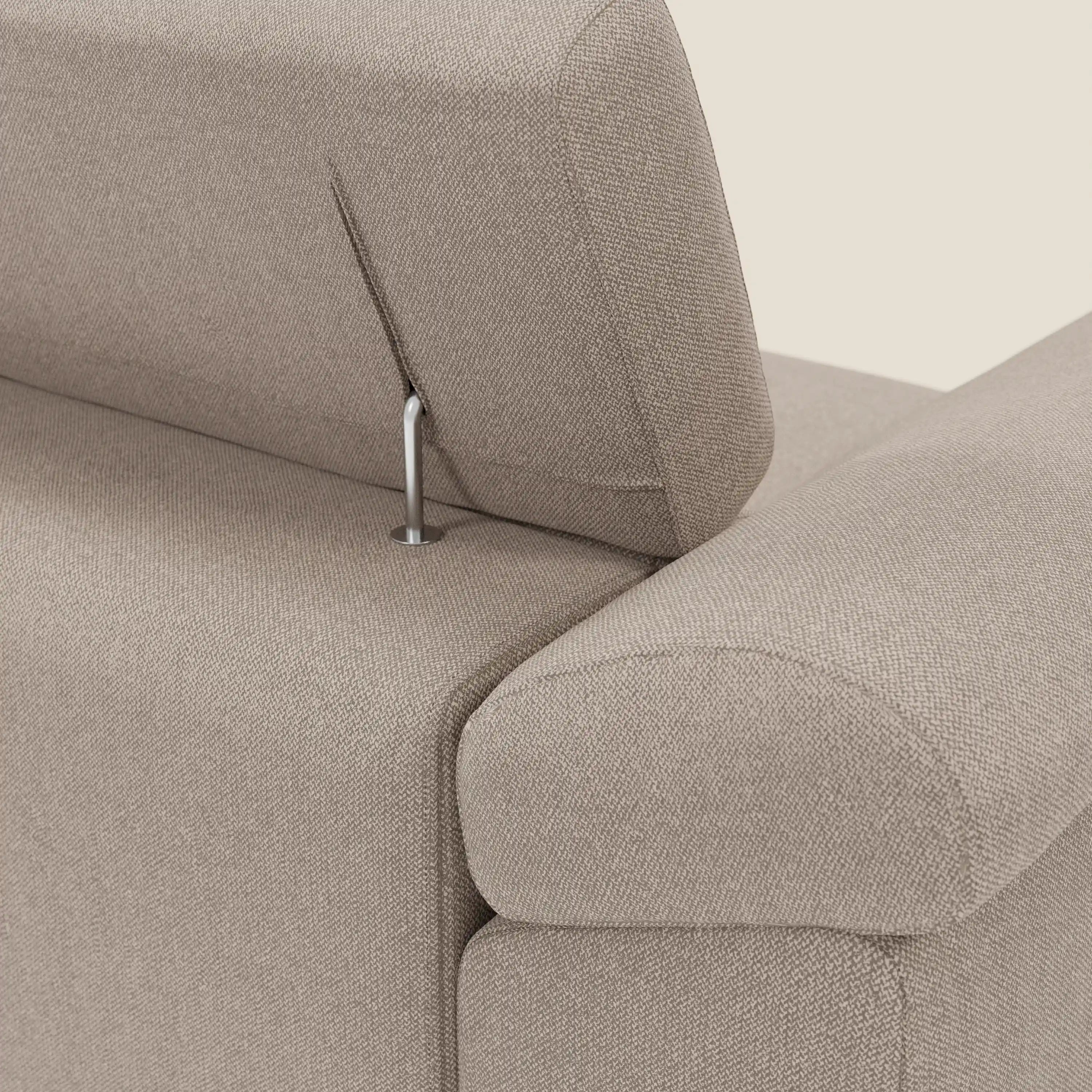 Primo piano del divano angolare Donatello di Divani.Store in tessuto tortora T23, che mostra il poggiatesta regolabile con meccanismo ad asta metallica e il bracciolo contenitore. Il rivestimento strutturato e antimacchia spicca su uno sfondo semplice.
