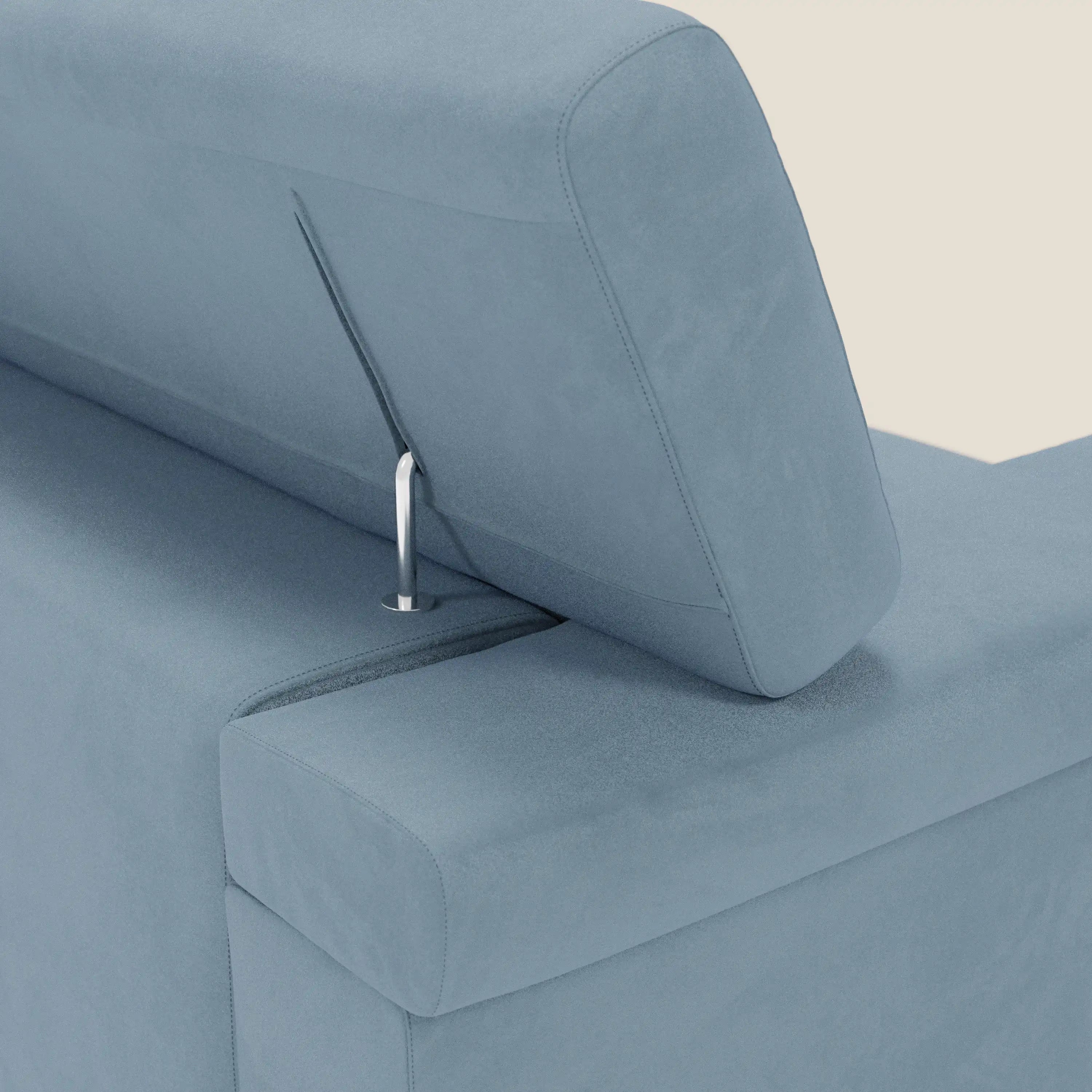 Un primo piano del divano Raffaello di Divani.Store in microfibra smacchiabile T11 carta da zucchero mostra sedute allungabili e poggiatesta reclinabili con cerniera in metallo, evidenziandone le linee pulite e il design minimalista.