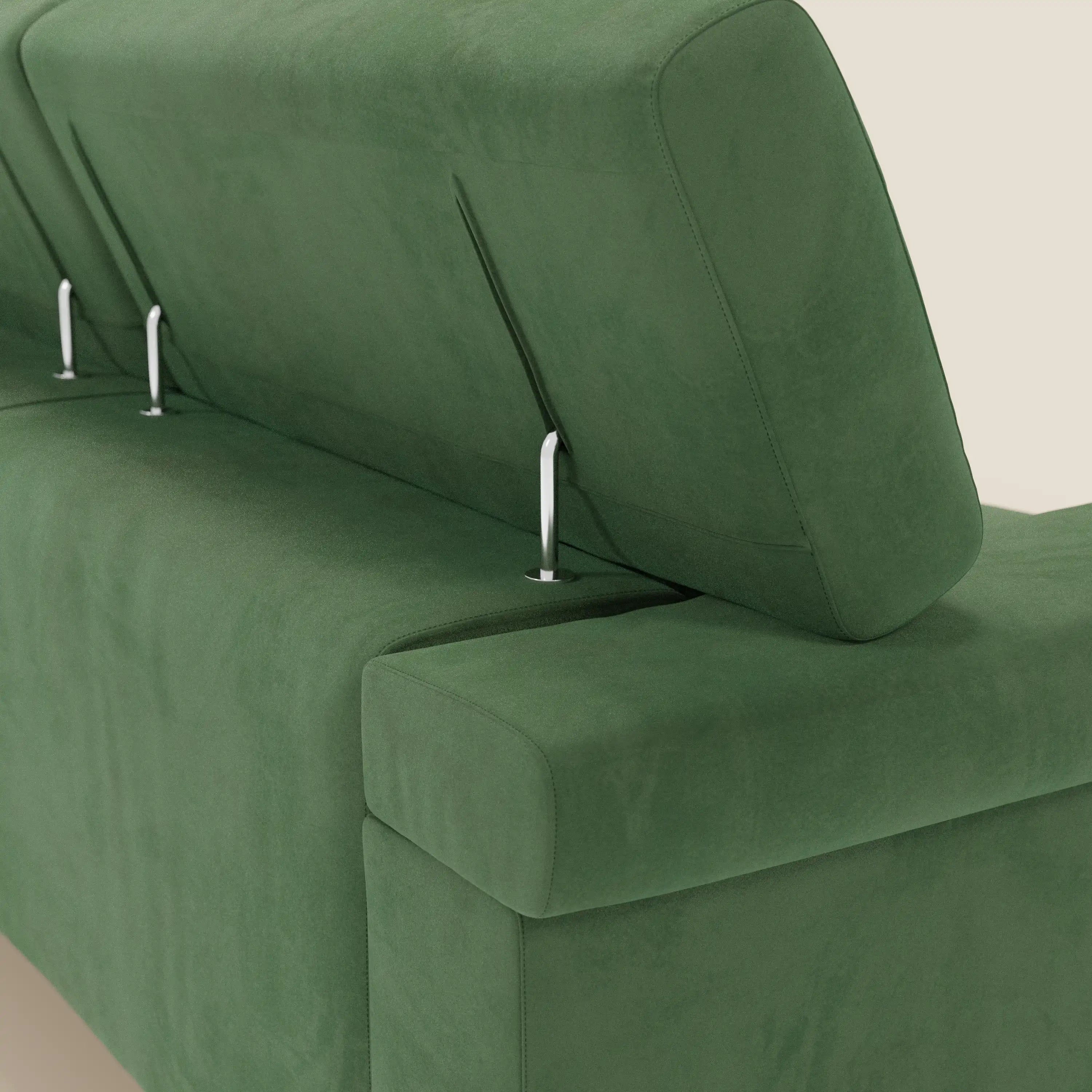 Primo piano del divano angolare Raffaello di Divani.Store in microfibra antimacchia verde T11, caratterizzato da sedute scorrevoli e poggiatesta regolabile con aste metalliche a vista. Lo sfondo beige in tinta unita ne sottolinea lo stile moderno e la versatilità.