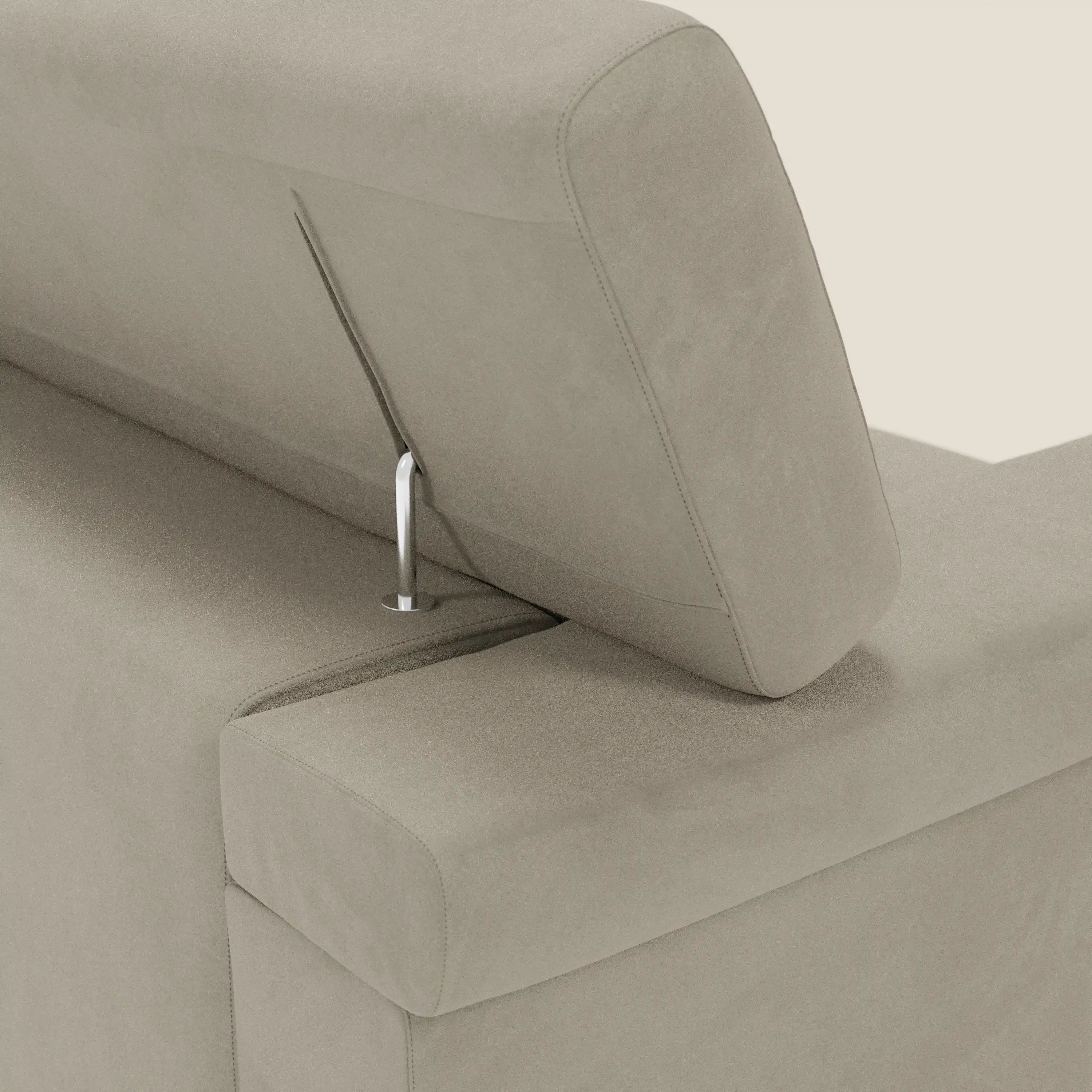 Un primo piano del divano Raffaello di Divani.Store con sedute allungabili e poggiatesta reclinabili in microfibra smacchiabile T11 tortora mostra il poggiatesta regolabile sollevato, la cerniera elegante e il rivestimento in morbida pelle scamosciata.