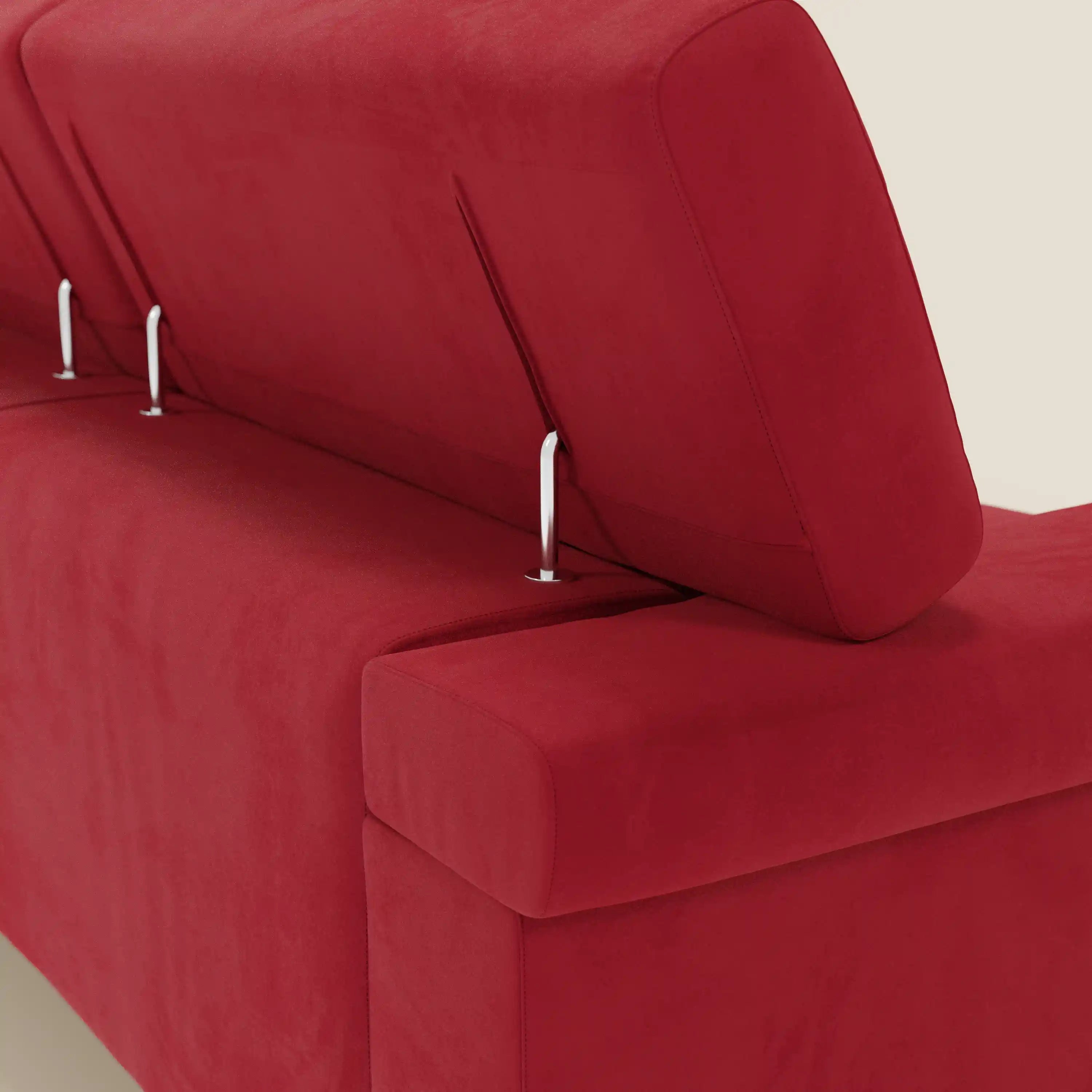 Il Raffaello angolare di Divani.Store è caratterizzato da sedute scorrevoli e poggiatesta regolabili in microfibra rossa T11 easy-clean, con eleganti cerniere argentate e tessuto vellutato che spiccano su uno sfondo beige chiaro.