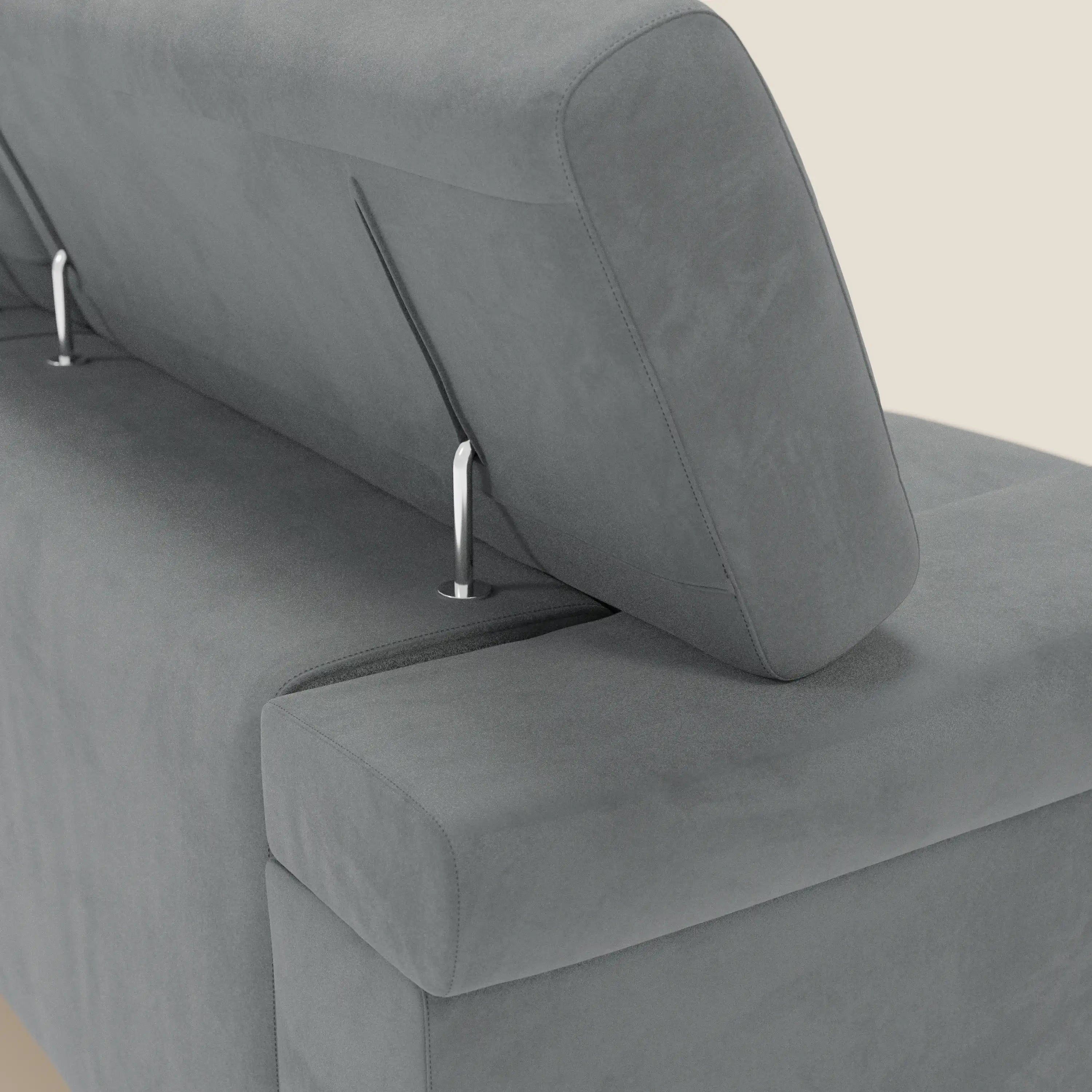 Un primo piano del divano Raffaello con 3 sedute allungabili e poggiatesta reclinabile in microfibra smacchiabile T11 grigio di Divani.Store mostra i poggiatesta regolabili con supporti in metallo, la qualità artigianale Made in Italy e le linee eleganti su uno sfondo chiaro.