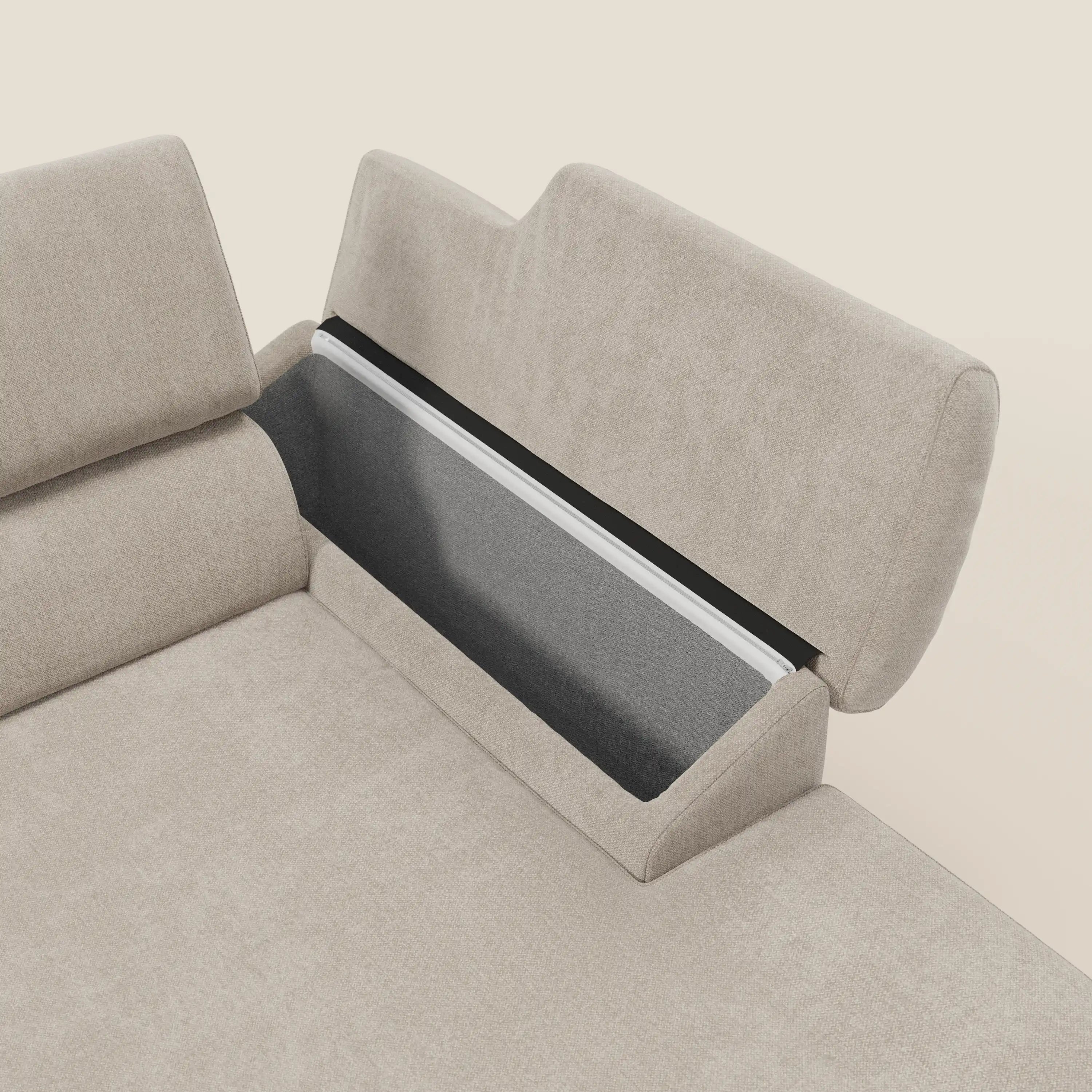 Il Divano angolare Donatello di Divani.Store è caratterizzato da un morbido tessuto antimacchia Panna T23, sedute scorrevoli, braccioli e poggiatesta. Lo schienale sollevato rivela un vano portaoggetti foderato in grigio scuro che contrasta con l'esterno chiaro.