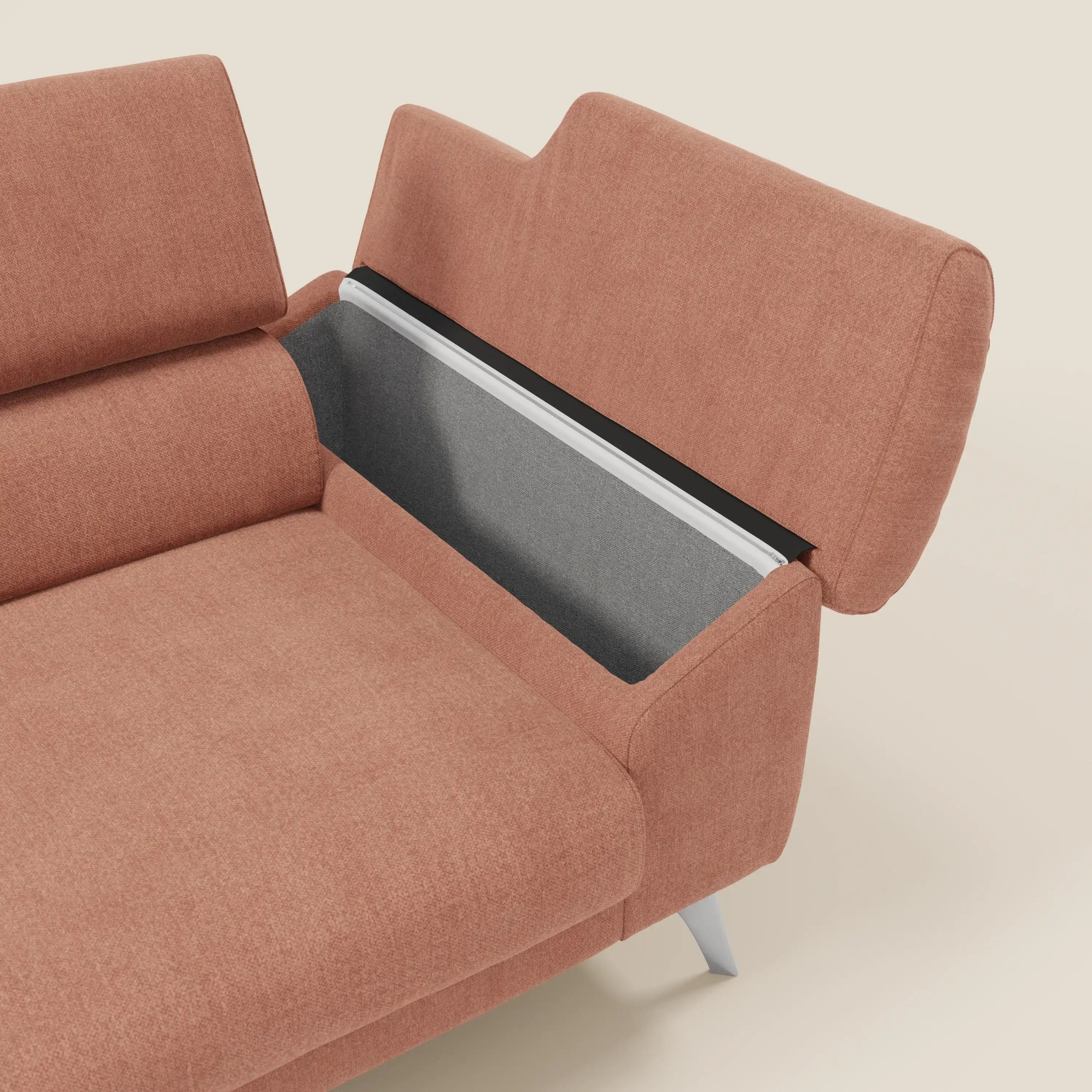 Il divano Donatello di Divani.Store in tessuto smacchiabile T23 pesca è caratterizzato da sedute allungabili, braccioli contenitori e poggiatesta reclinabili. Lo schienale rialzato con contenitore nascosto, foderato in tessuto grigio, poggia su gambe angolate color argento.