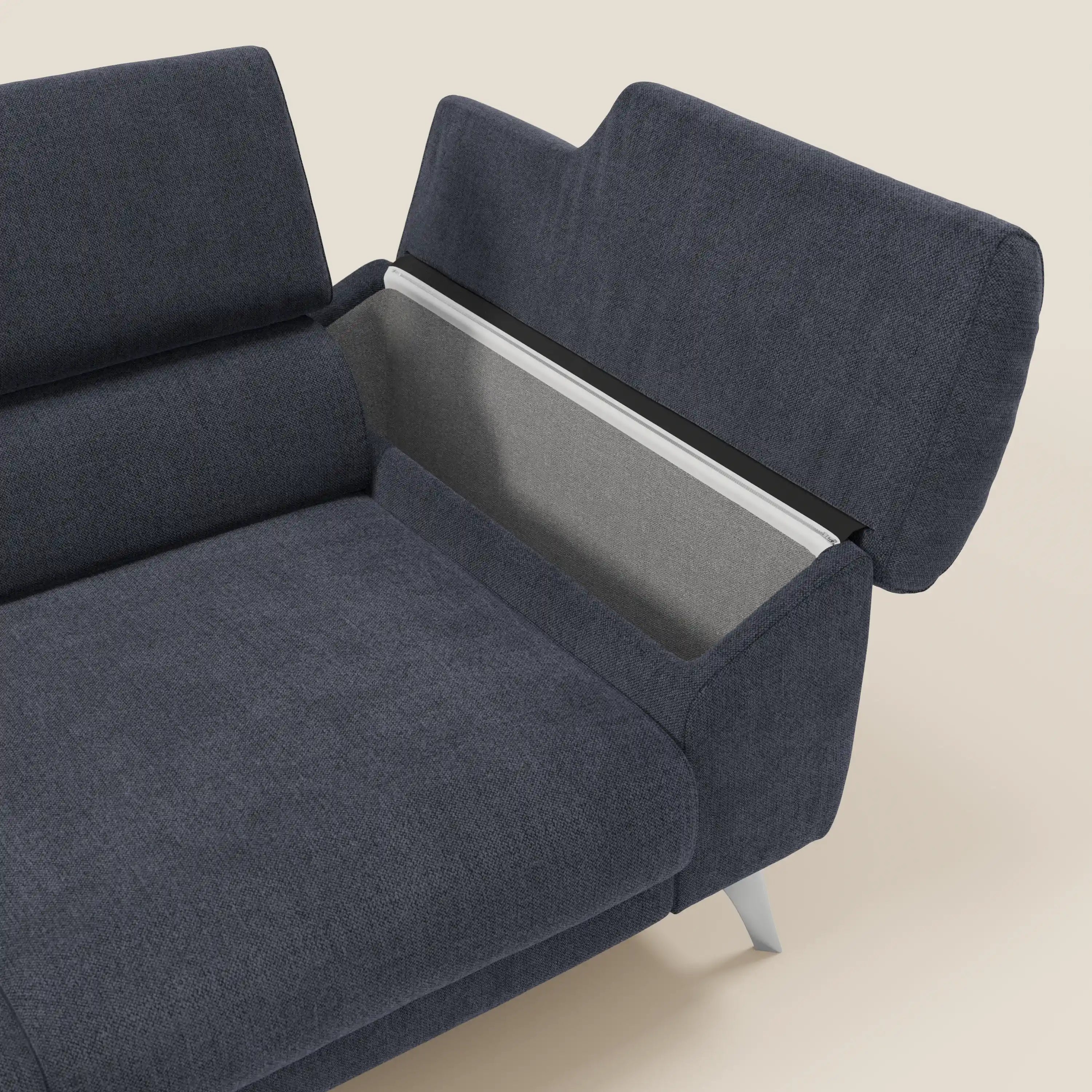 Il divano Donatello di Divani.Store in T23 blu ardesia è dotato di 3 sedute allungabili, braccioli con contenitore e poggiatesta regolabili, che uniscono comfort e funzionalità a un tessuto facile da pulire e a un design moderno.