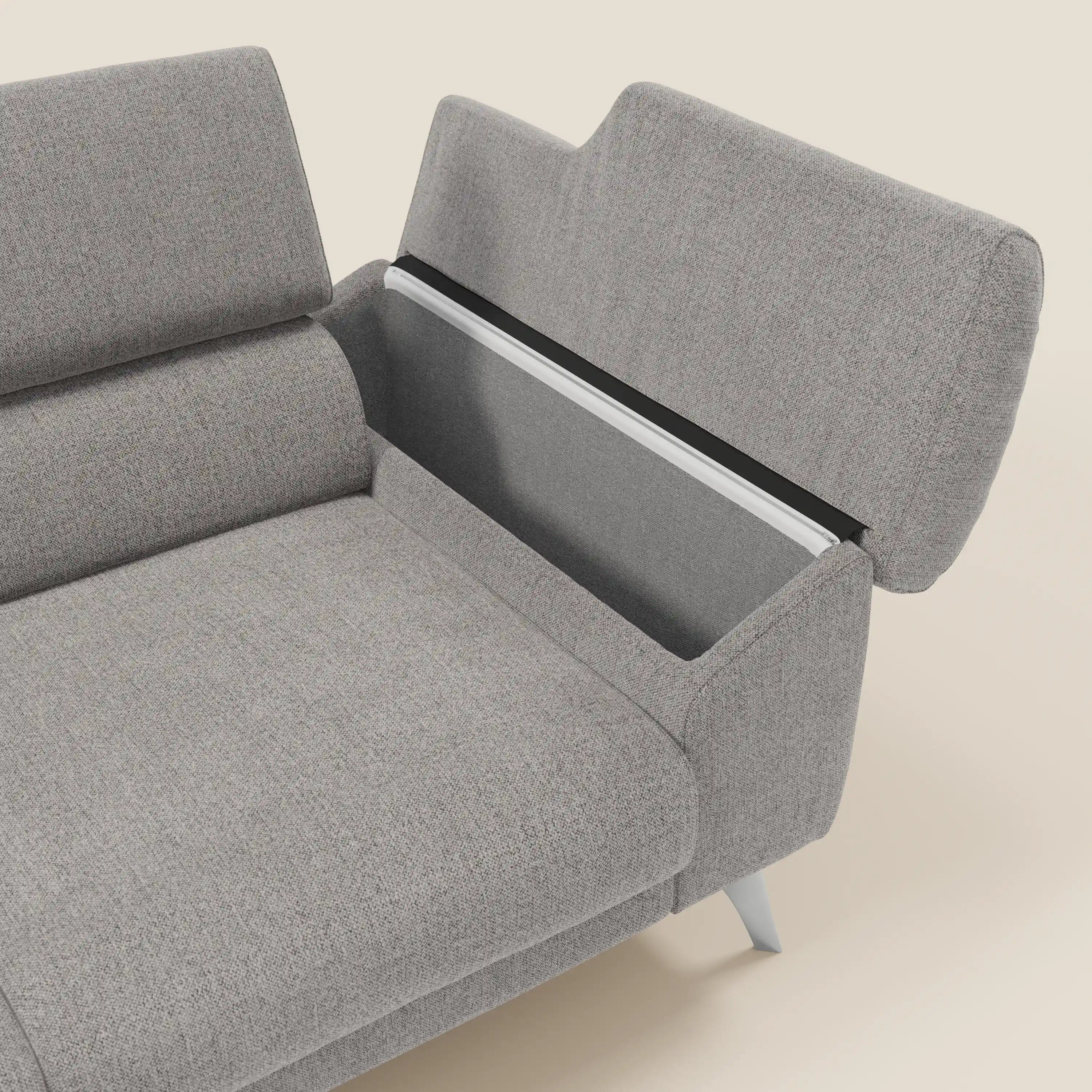 Il divano Donatello di Divani.Store in smacchiabile grigio T23 è caratterizzato da 3 sedute reclinabili, braccioli con vani portaoggetti nascosti e poggiatesta regolabili, su uno sfondo chiaro.