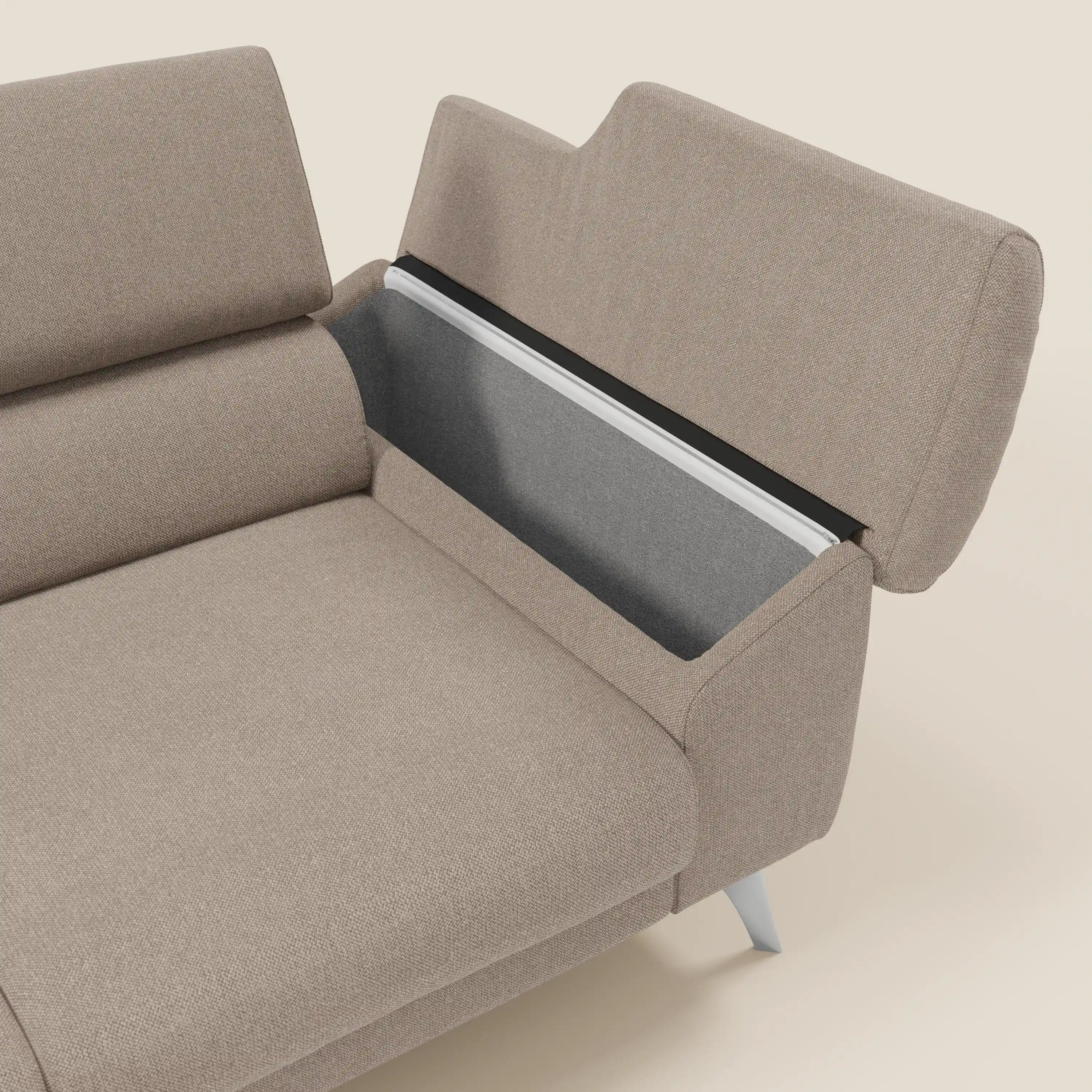 Il divano Donatello di Divani.Store è dotato di 3 sedute allungabili, braccioli contenitori e poggiatesta reclinabili in tessuto tortora T23, facile da pulire. Moderno, con linee pulite e gambe angolate in metallo, rivela un vano nascosto foderato di grigio.