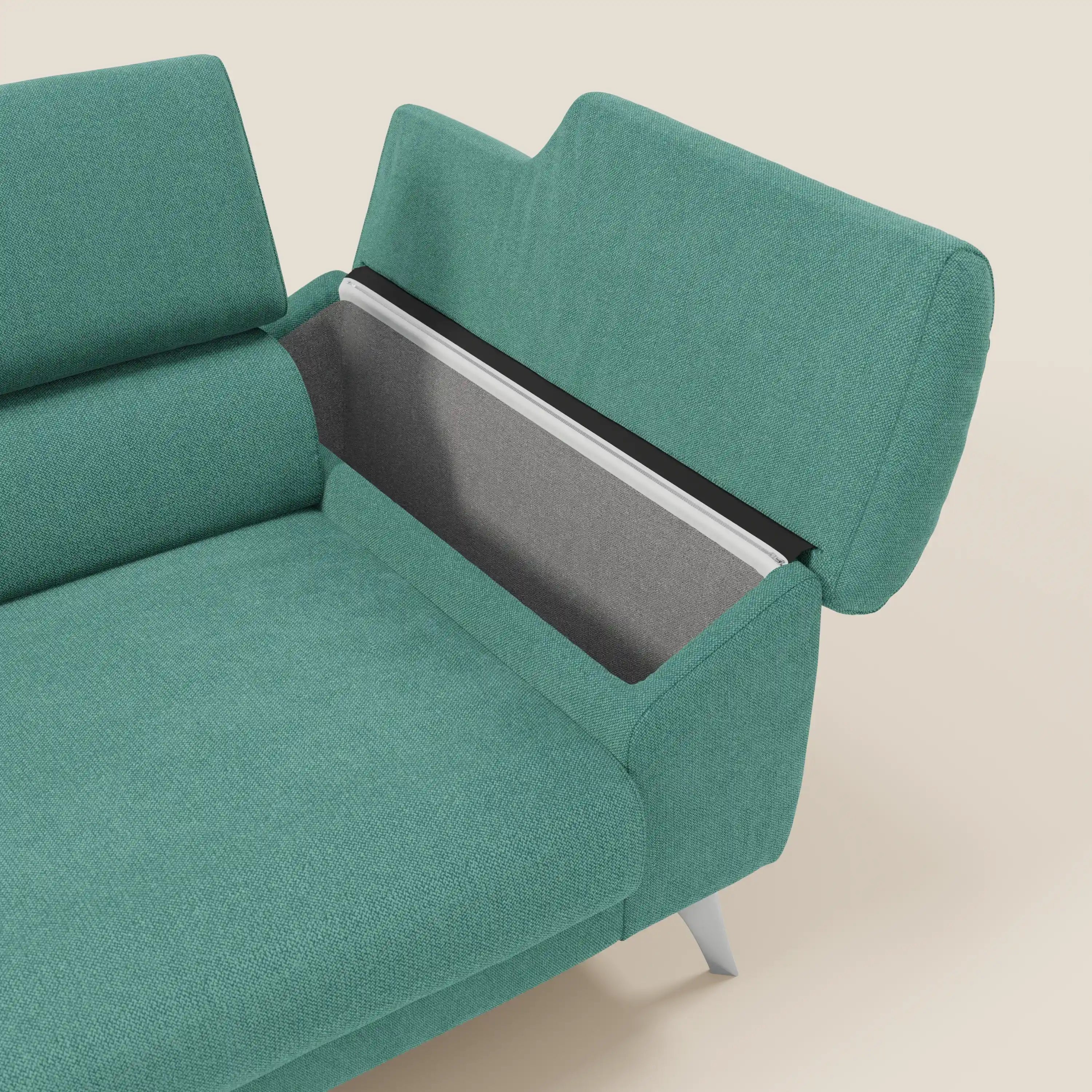 Il divano Donatello di Divani.Store, in tessuto smacchiabile T23 verde acqua, è caratterizzato da sedute allungabili, braccioli contenitori e poggiatesta reclinabili. Il suo design contemporaneo poggia su gambe bianche angolate su uno sfondo beige chiaro.