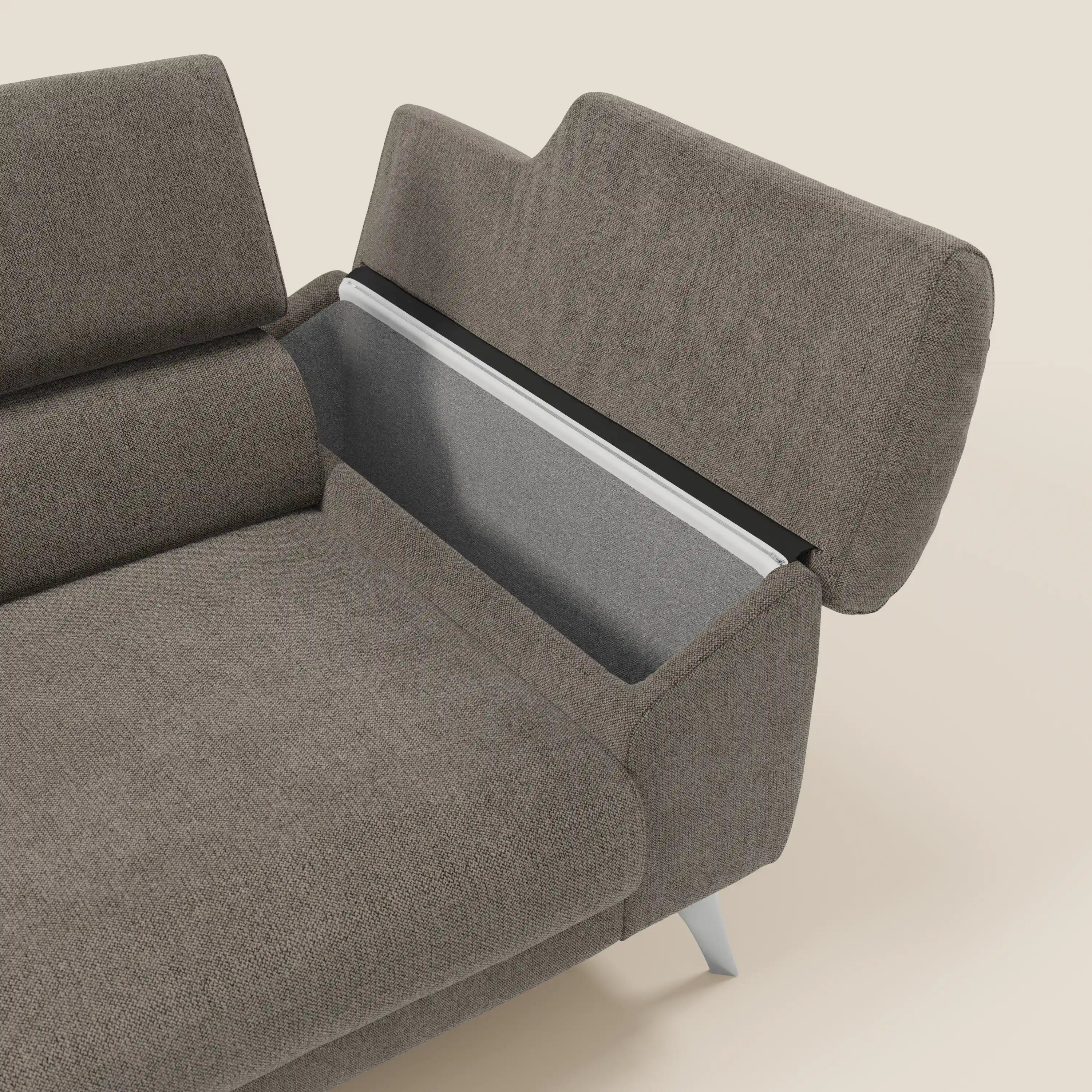 Il divano Donatello di Divani.Store è dotato di 3 sedute allungabili, braccioli e poggiatesta regolabili in tessuto T23 antimacchia. Le linee eleganti e le gambe angolate in metallo aggiungono un tocco di modernità, con un vano nascosto foderato di grigio per la massima praticità.