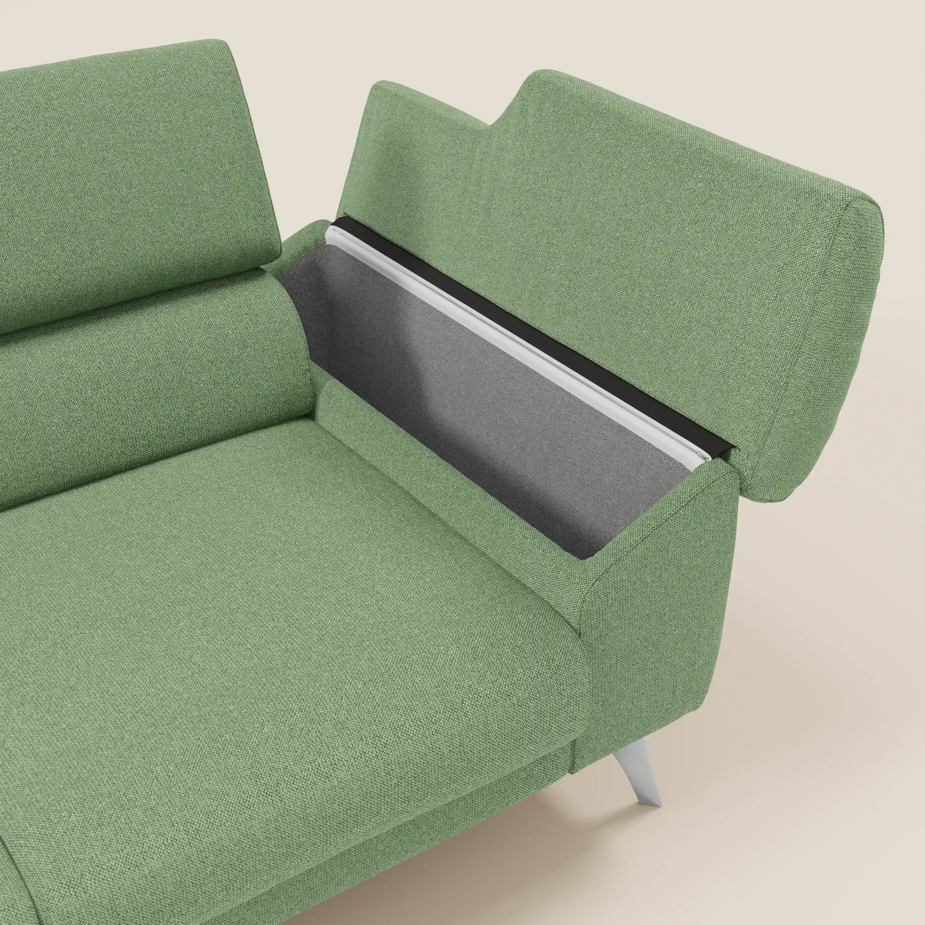 Il divano Donatello di Divani.Store è caratterizzato da 3 sedute estensibili, braccioli contenitori e poggiatesta reclinabili in tessuto T23 menta facile da pulire, con gambe metalliche angolate, su uno sfondo beige per un look contemporaneo.