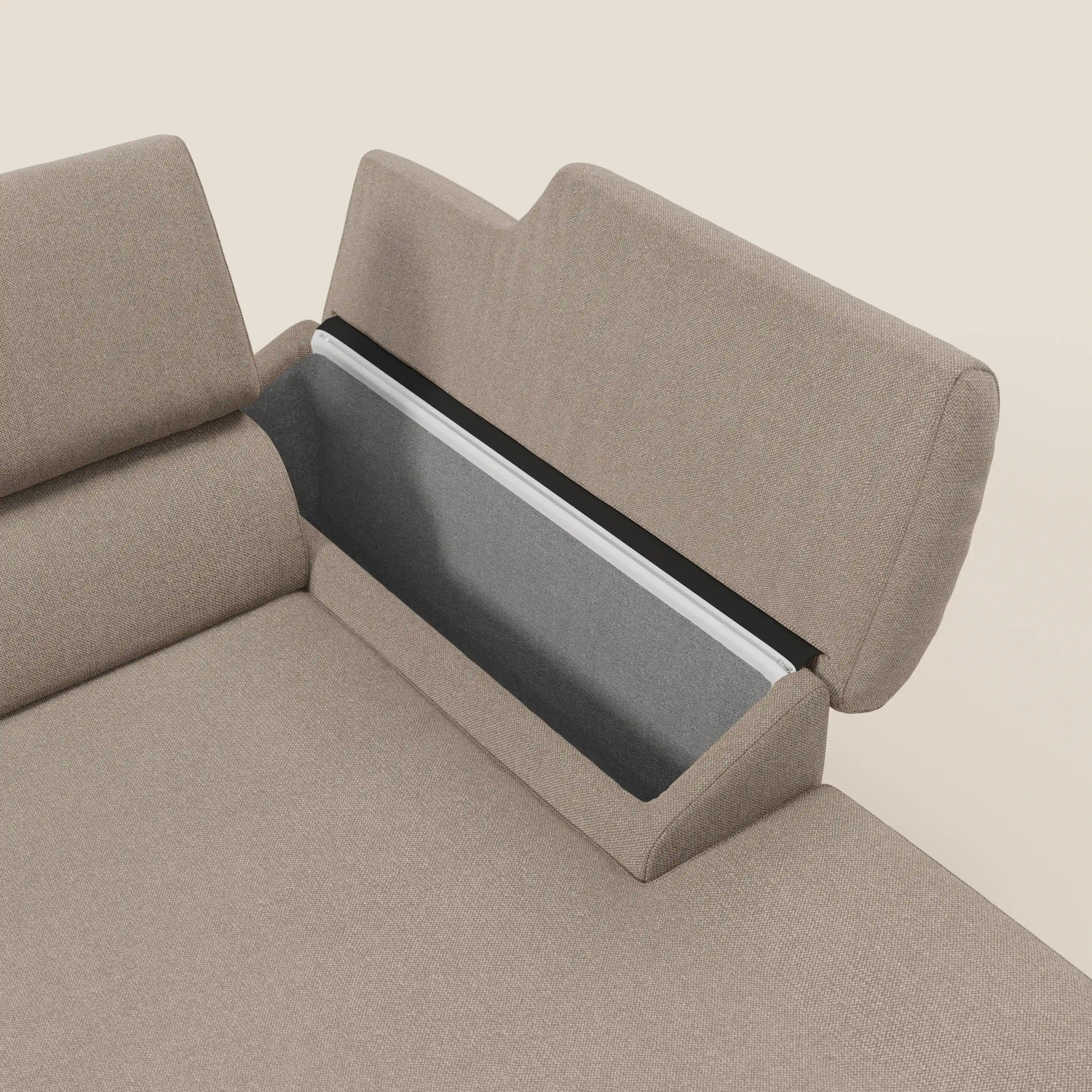 Il Divano angolare Donatello di Divani.Store è caratterizzato da sedute scorrevoli, braccioli portaoggetti e poggiatesta regolabili in tessuto tortora T23, facile da pulire, perfetto per soluzioni di spazio intelligenti.
