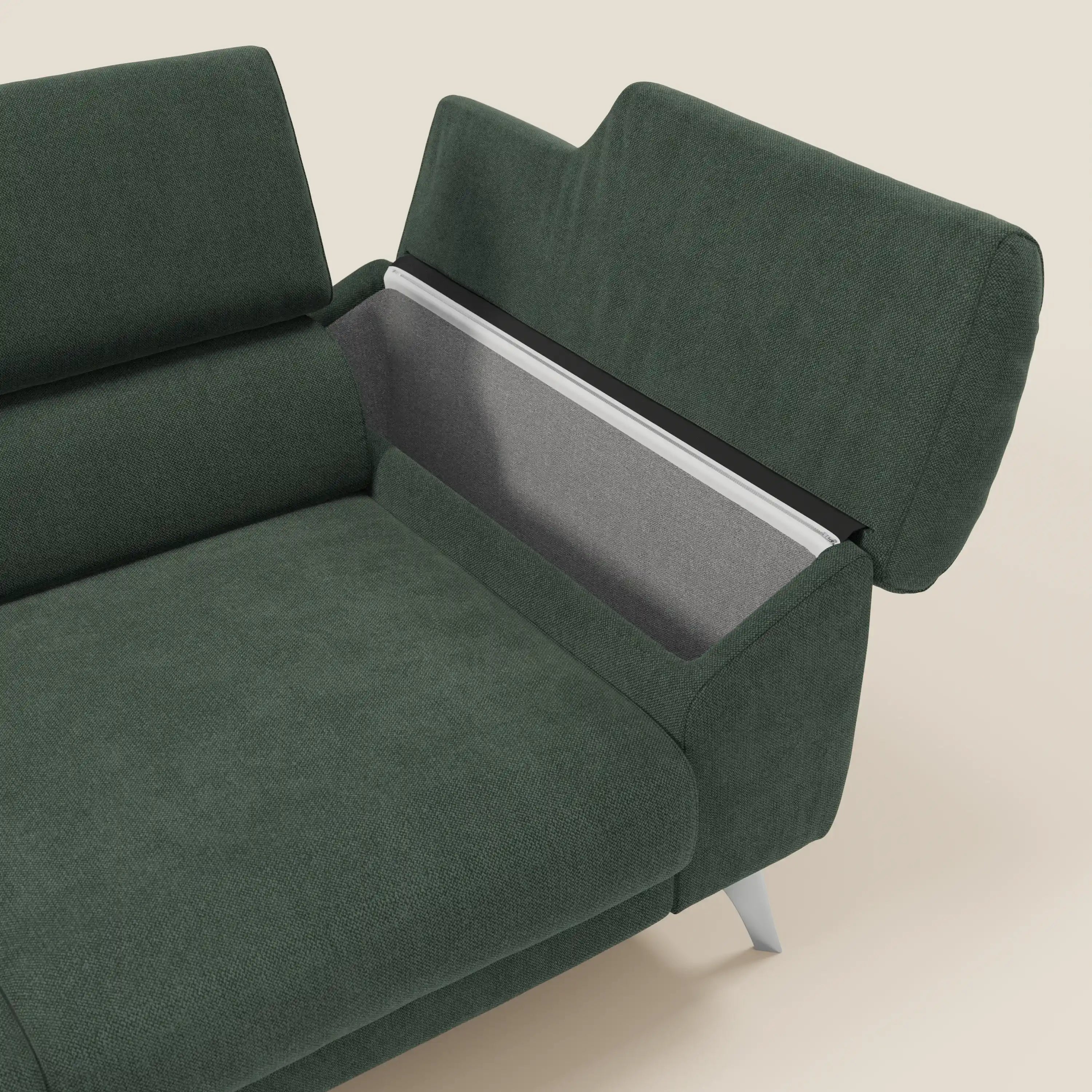 Il divano Donatello di Divani.Store in tessuto smacchiabile T23 verde è caratterizzato da 3 sedute allungabili, braccioli contenitore e poggiatesta reclinabili con gambe grigio chiaro, che offrono comfort e stile multifunzionale su uno sfondo crema tinta unita.