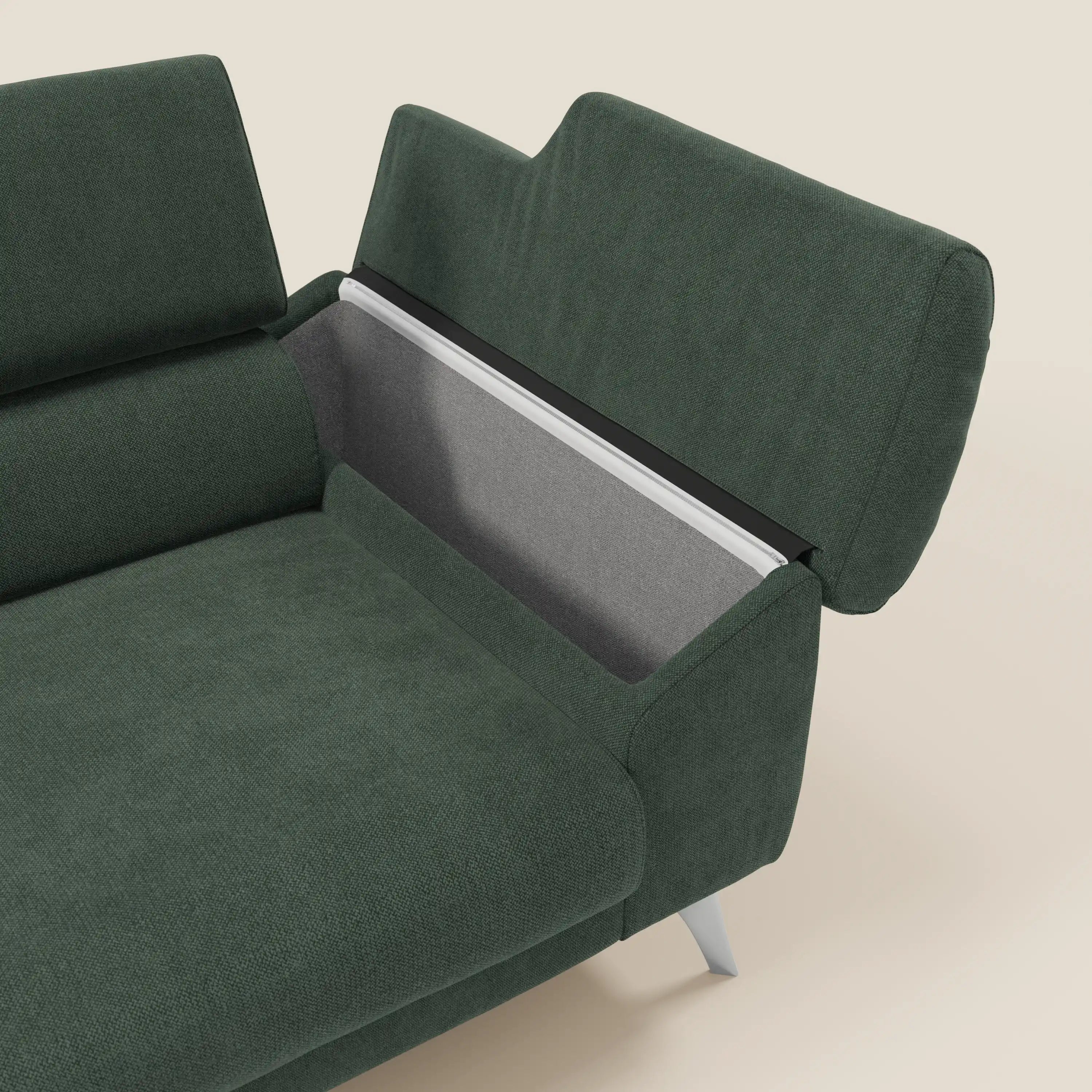 Il divano Donatello di Divani.Store, in tessuto antimacchia verde T23, è caratterizzato da sedute allungabili, braccioli con interno grigio e poggiatesta reclinabili. Le gambe angolari contemporanee completano il look moderno su uno sfondo bianco sporco.