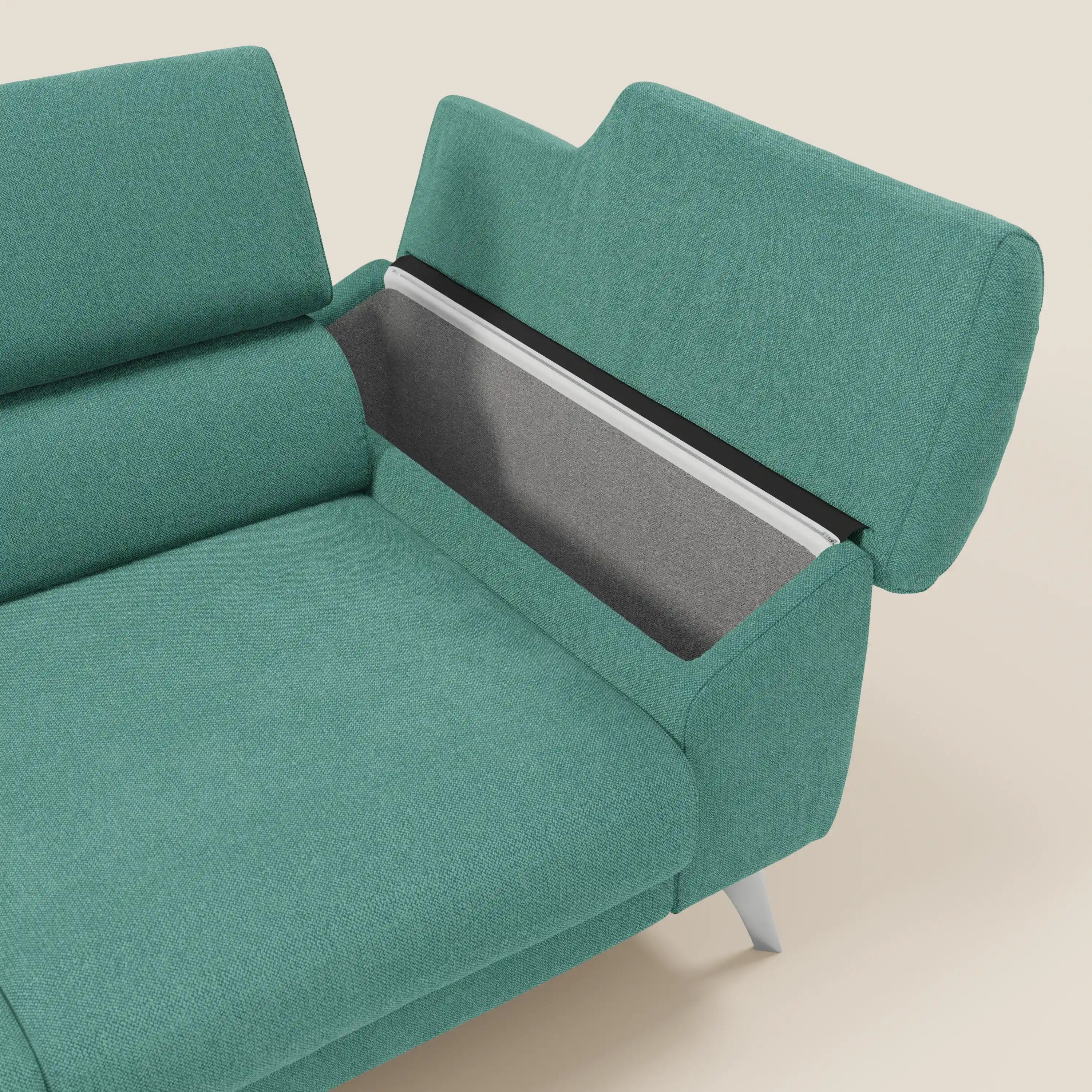 Il divano Donatello di Divani.Store è dotato di 3 sedute allungabili, braccioli con contenitore, poggiatesta reclinabile e rivestimento in tessuto antimacchia T23 verde acqua. Il suo look moderno è esaltato dalle linee pulite e dalle gambe in metallo.