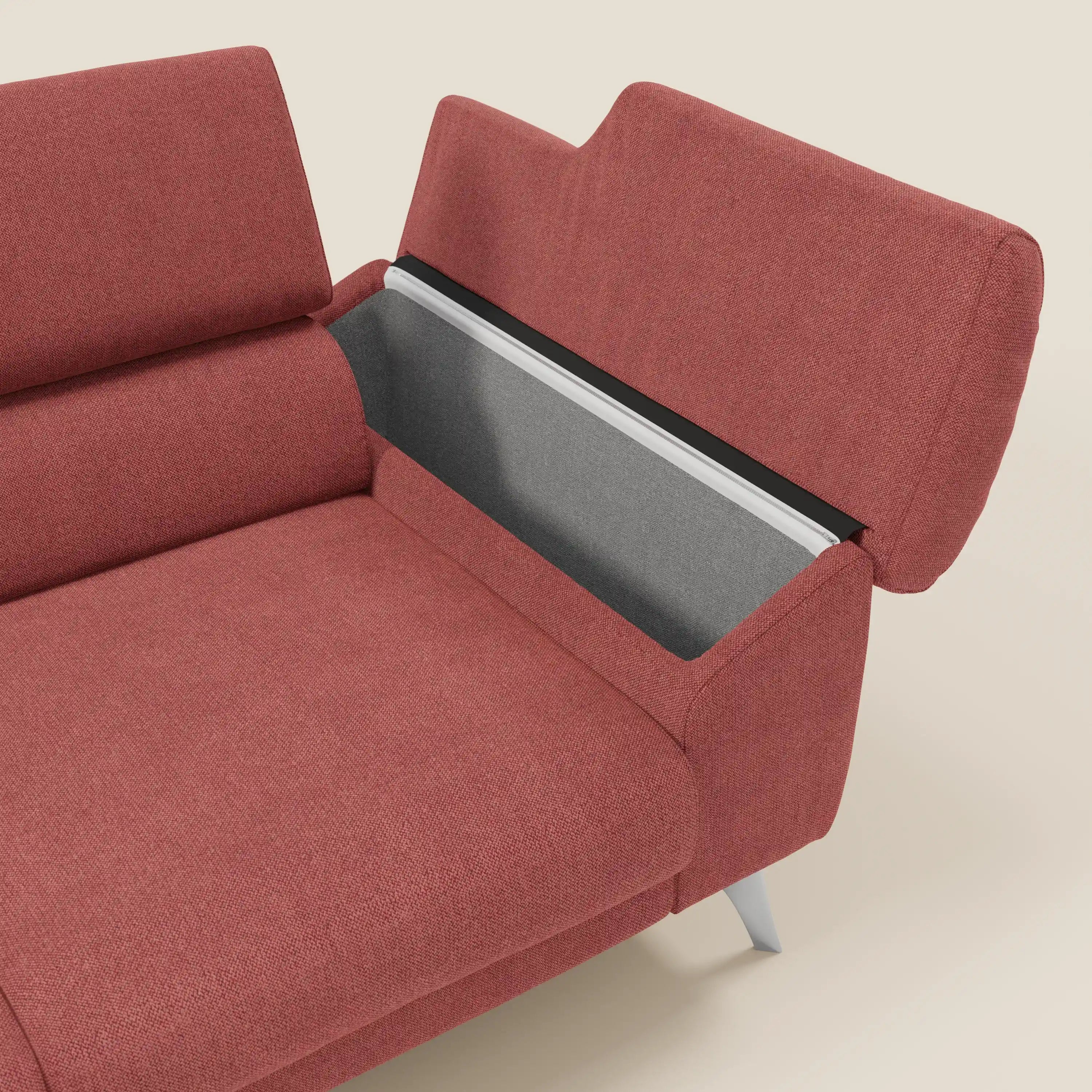 Il divano Donatello di Divani.Store è un moderno divano in tessuto T23 rosso con 3 sedute estensibili, braccioli contenitori, poggiatesta reclinabili e un vano grigio nascosto sotto lo schienale, appoggiato su gambe angolate color argento su uno sfondo beige chiaro.
