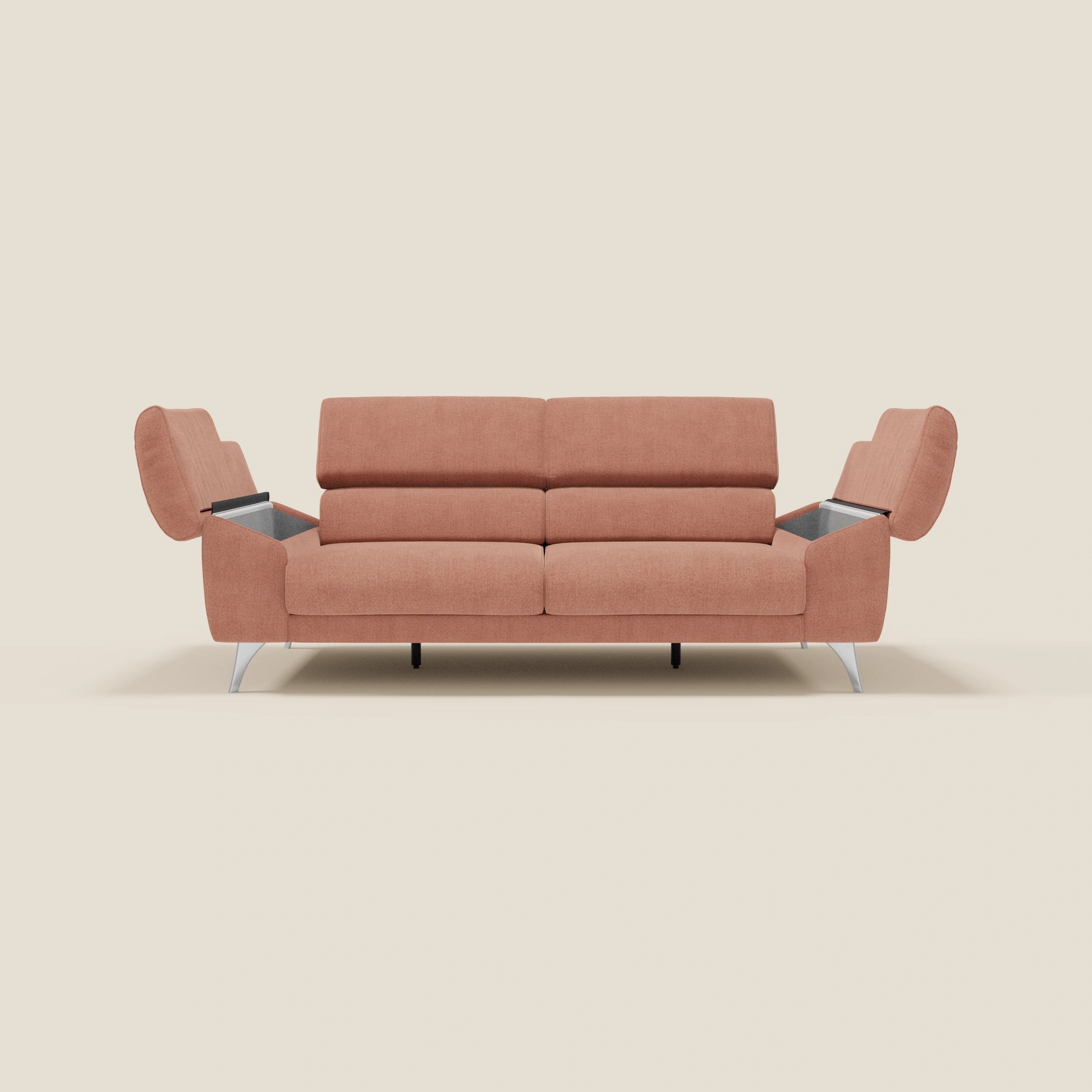 Il divano Donatello di Divani.Store, in tessuto smacchiabile T23 pesca, è caratterizzato da sedute allungabili, braccioli contenitore e poggiatesta reclinabili. Le eleganti gambe metalliche e i braccioli inclinati verso l'esterno aggiungono un tocco moderno su uno sfondo beige.