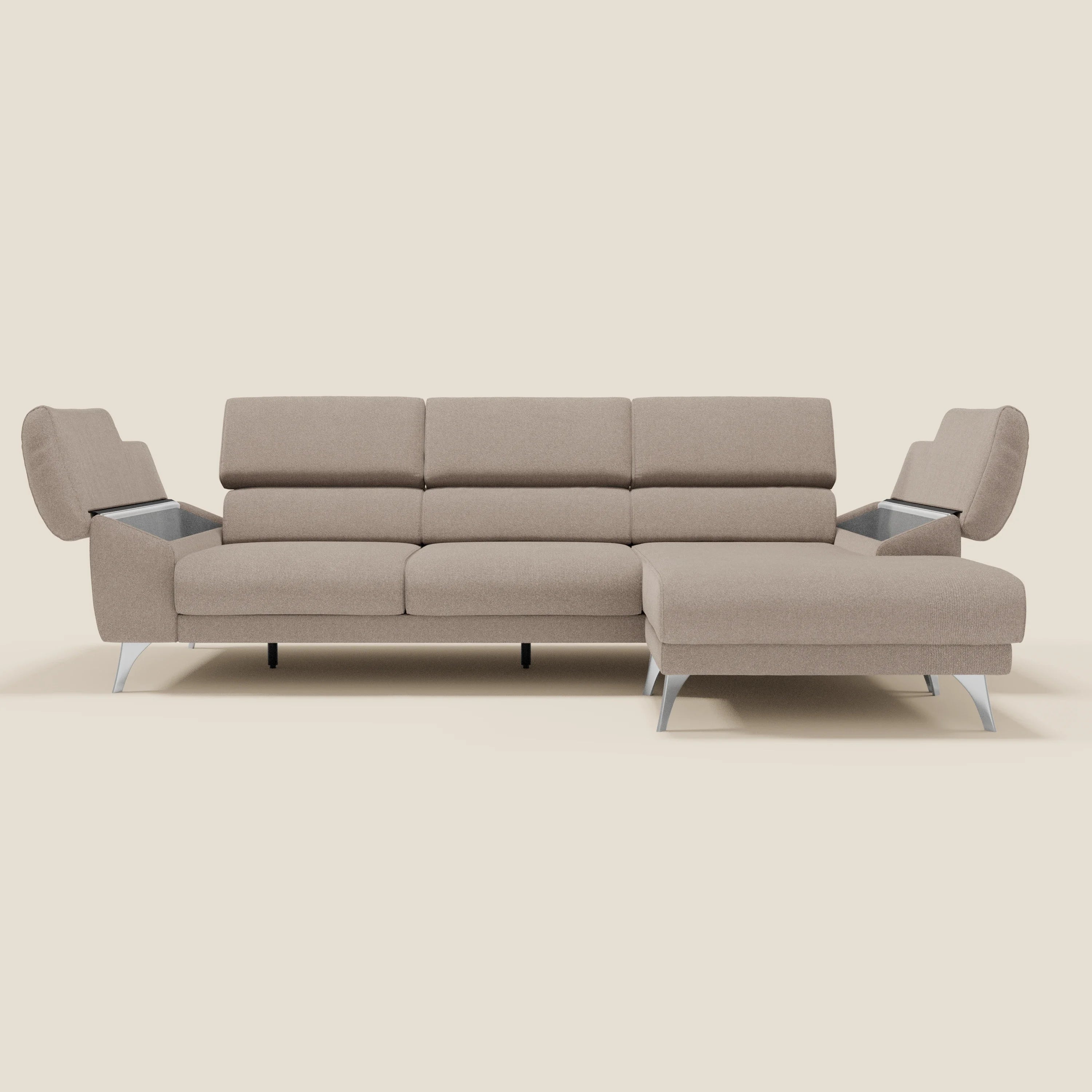 Il Divano angolare Donatello di Divani.Store è caratterizzato da sedute scorrevoli, braccioli portaoggetti e poggiatesta regolabili in tessuto T23 taupe facile da pulire, per offrire un ampio comfort a tutti.